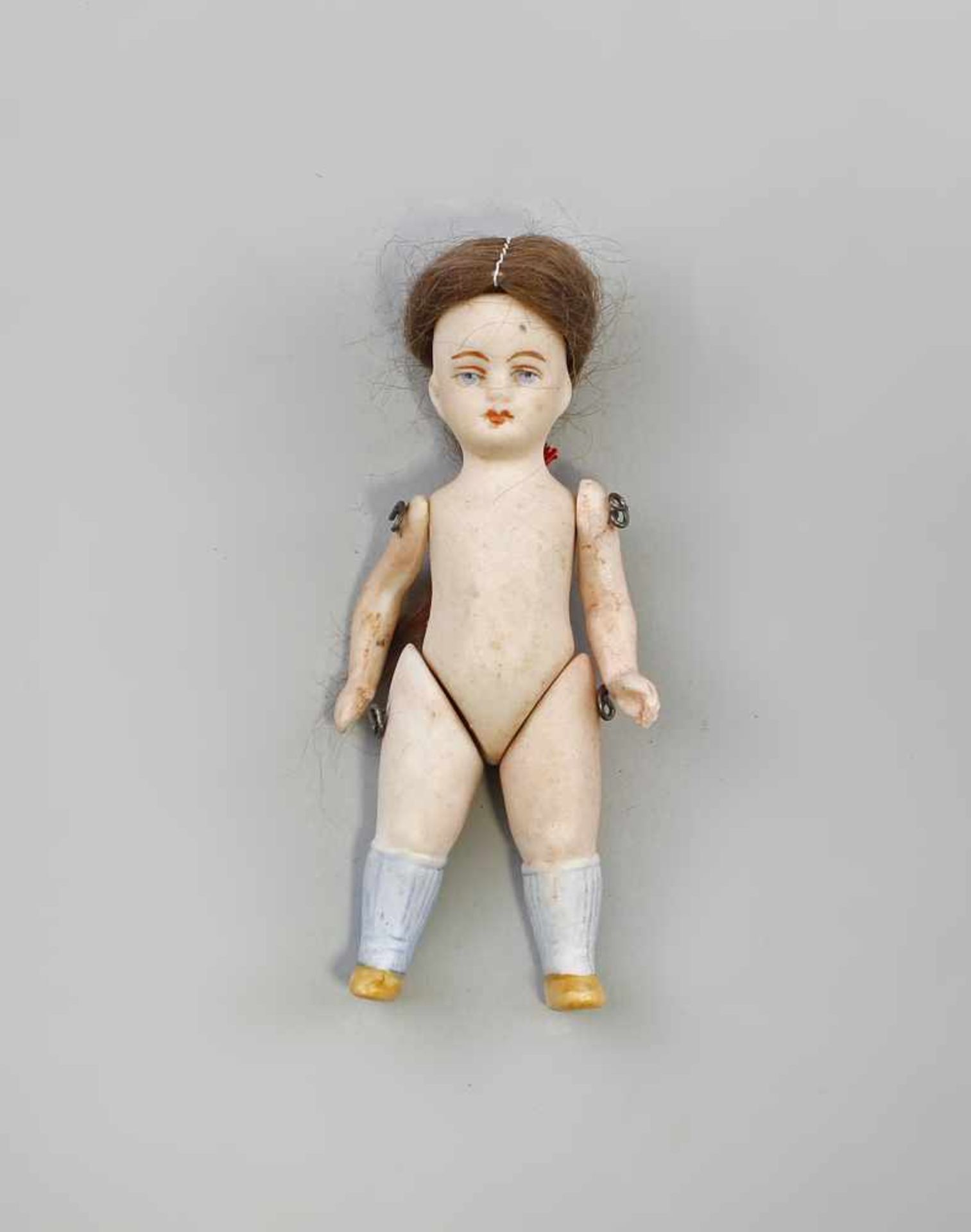 Ganz-Bisk.-Porz.-Puppenstubenpuppe um 1900, mit brauner Perücke, Arme und Beine mit Draht
