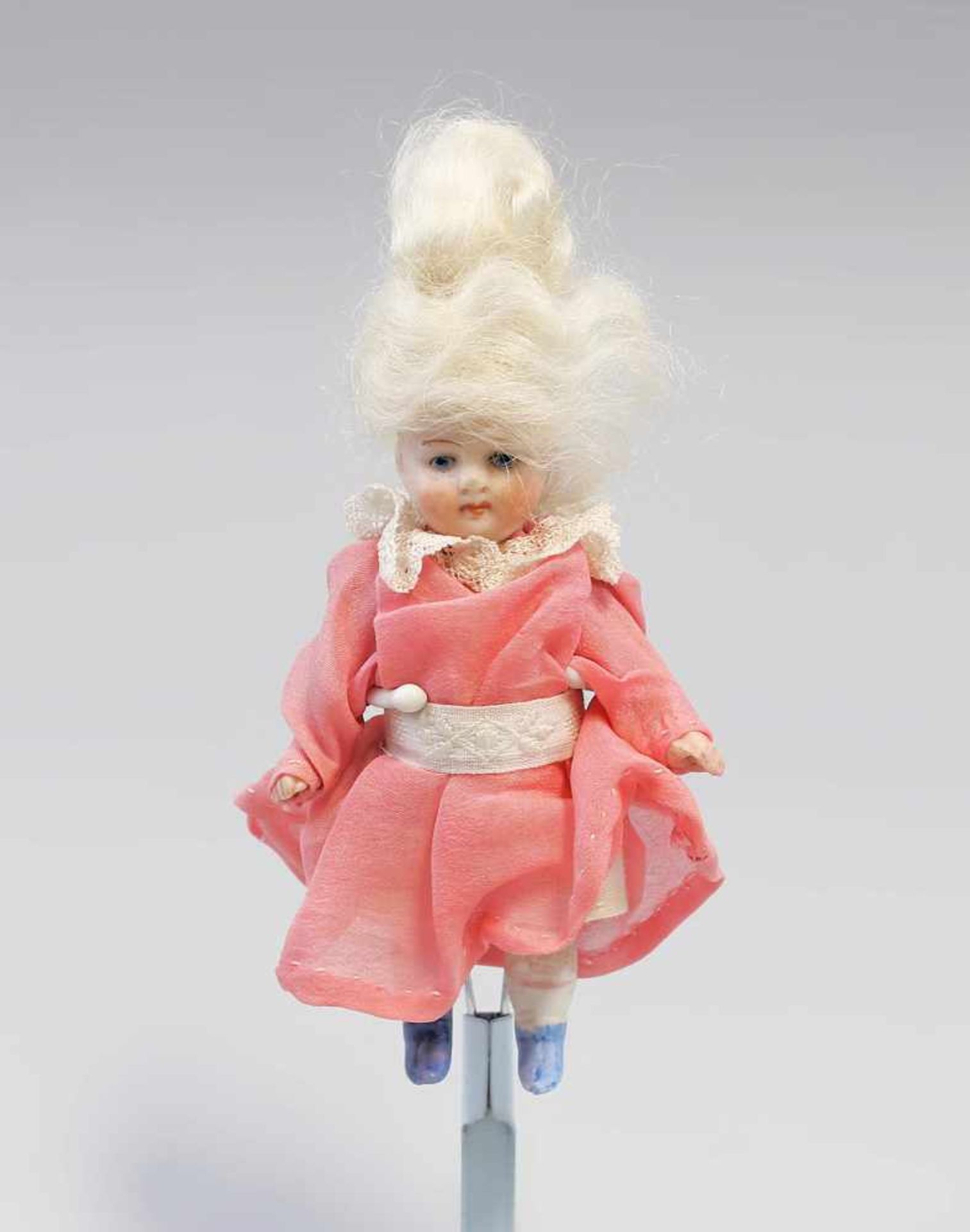 Ganzbisquit-Porzellan-Puppenstuben-Puppe um 1900, blonde Perücke, rosa getönte Wangen, Arme und