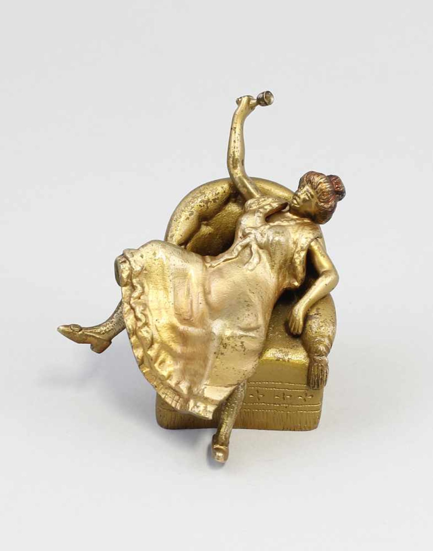 Erotische Kleinbronze Bronze, goldfarben und partiell rötlich gefasst, in lasziver Pose über der