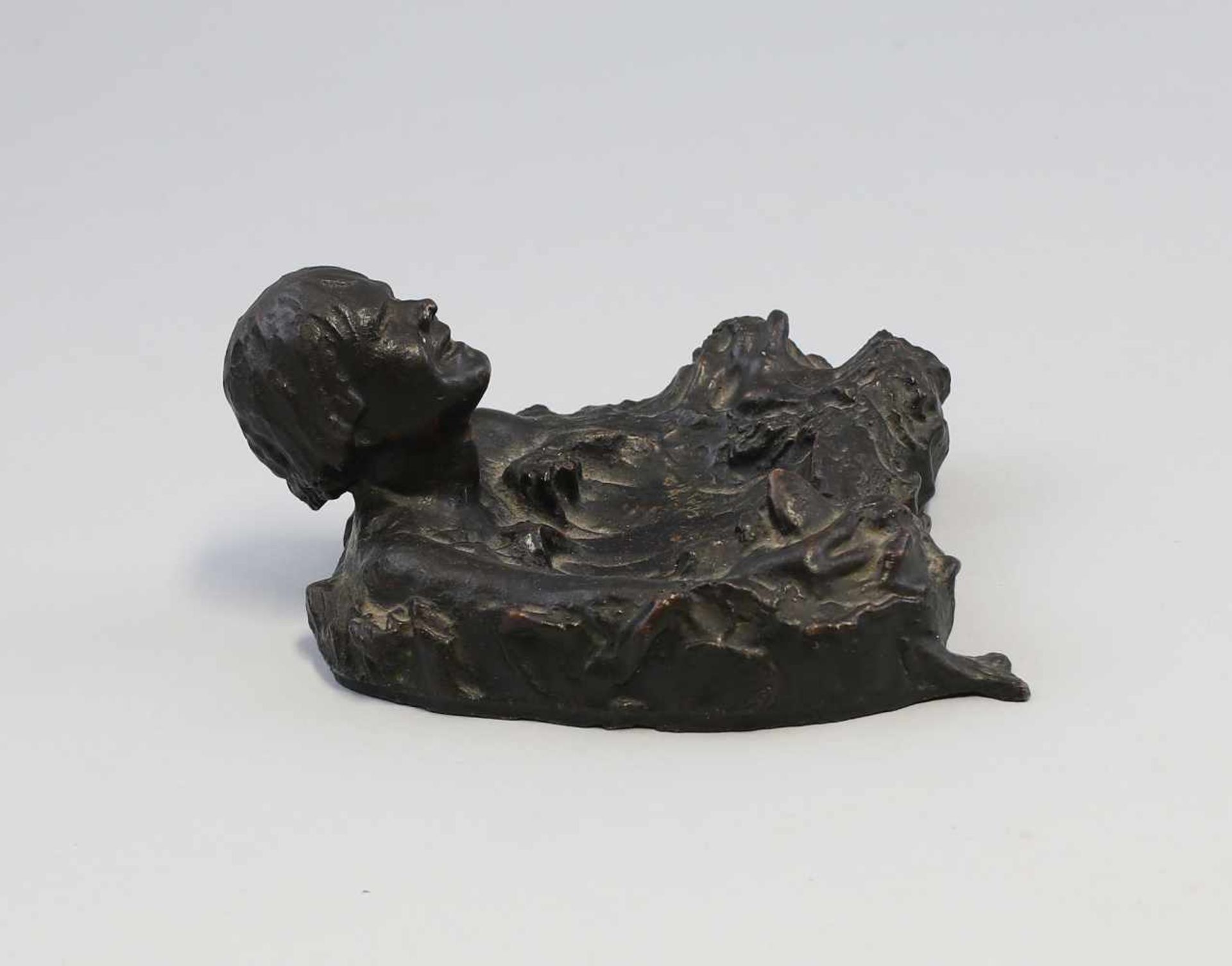 Figürlicher AscherBronzehohlguss mit dunkler Patina, ungemarkt, Halbfigur eines im Wasser - Bild 2 aus 3