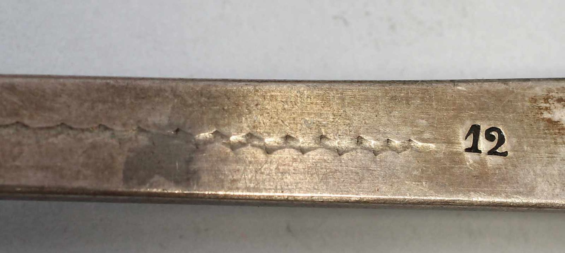 Silberne Kelle 19. Jh. 12 Lot (750er Silber), Tremulierstrich, ca. 145 g, Spatengriff, - Bild 2 aus 2