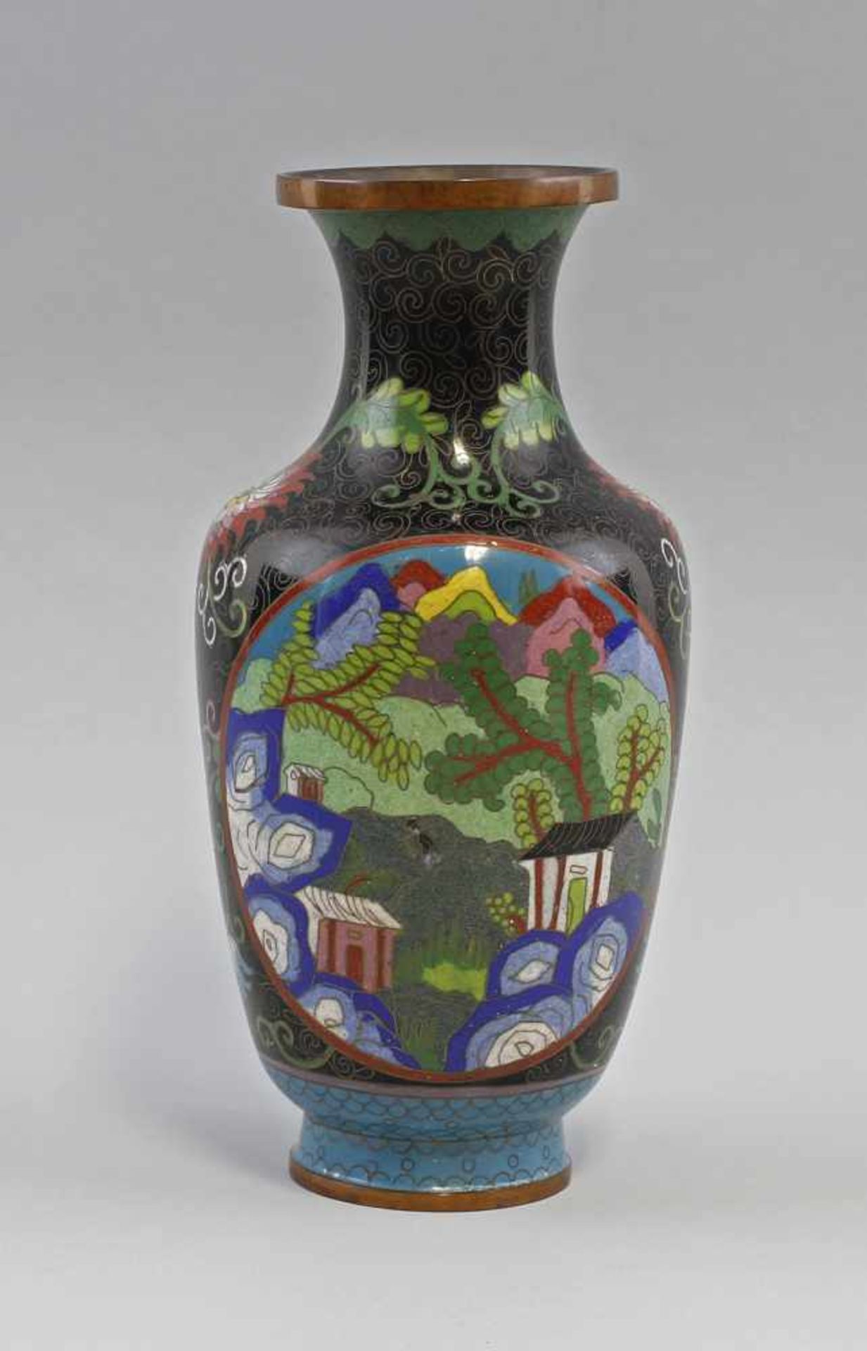 Cloisonné-Vase LandschaftenAsien, Kupfer, Balustervase auf profiliertem Rand, Wandung in Cloissoné-
