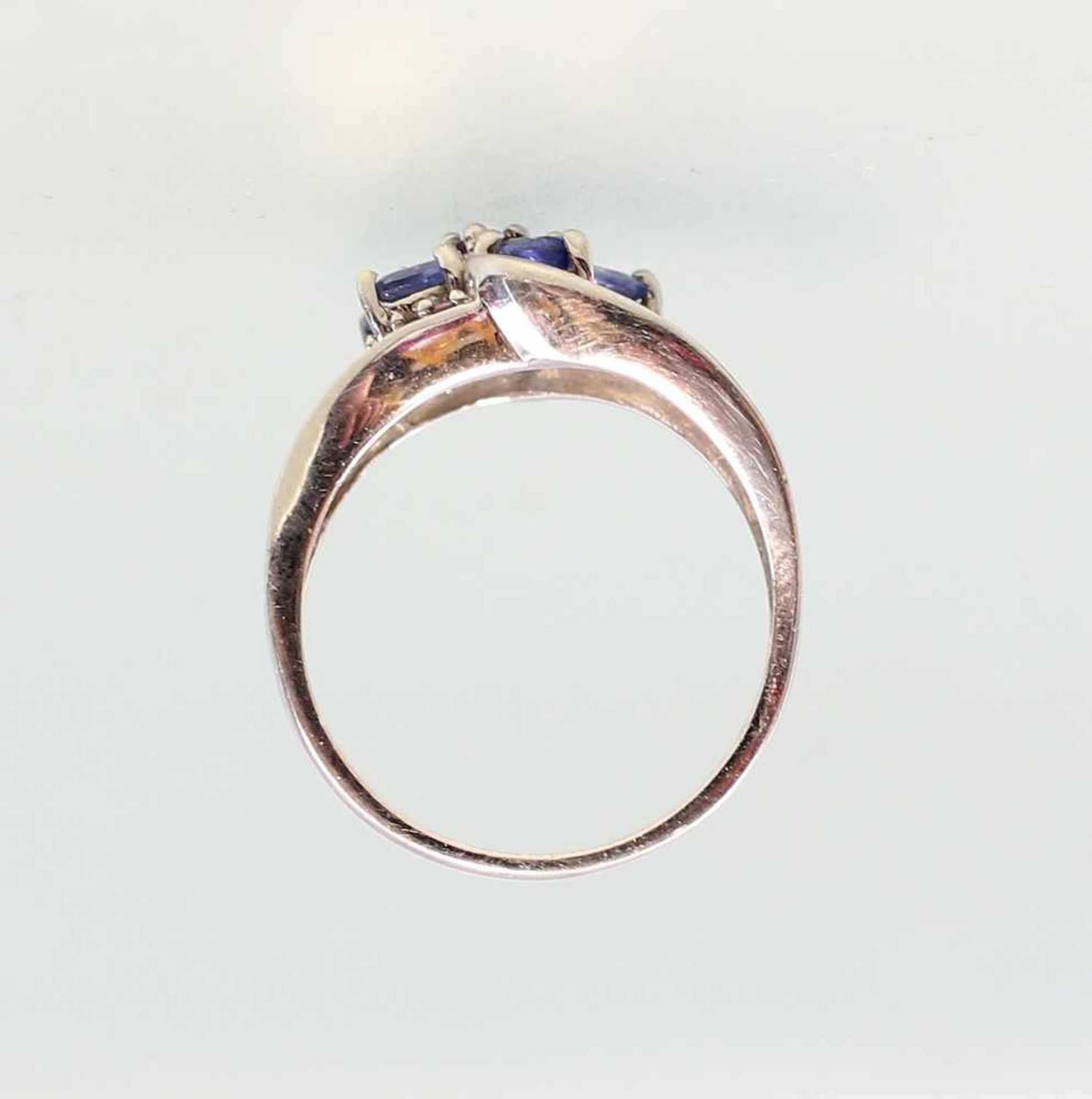 Weißgold-Ring mit violetten Steinen585er WG, 5,23 g, geschwungener, breiter Ringkopf besetzt mit - Bild 4 aus 5