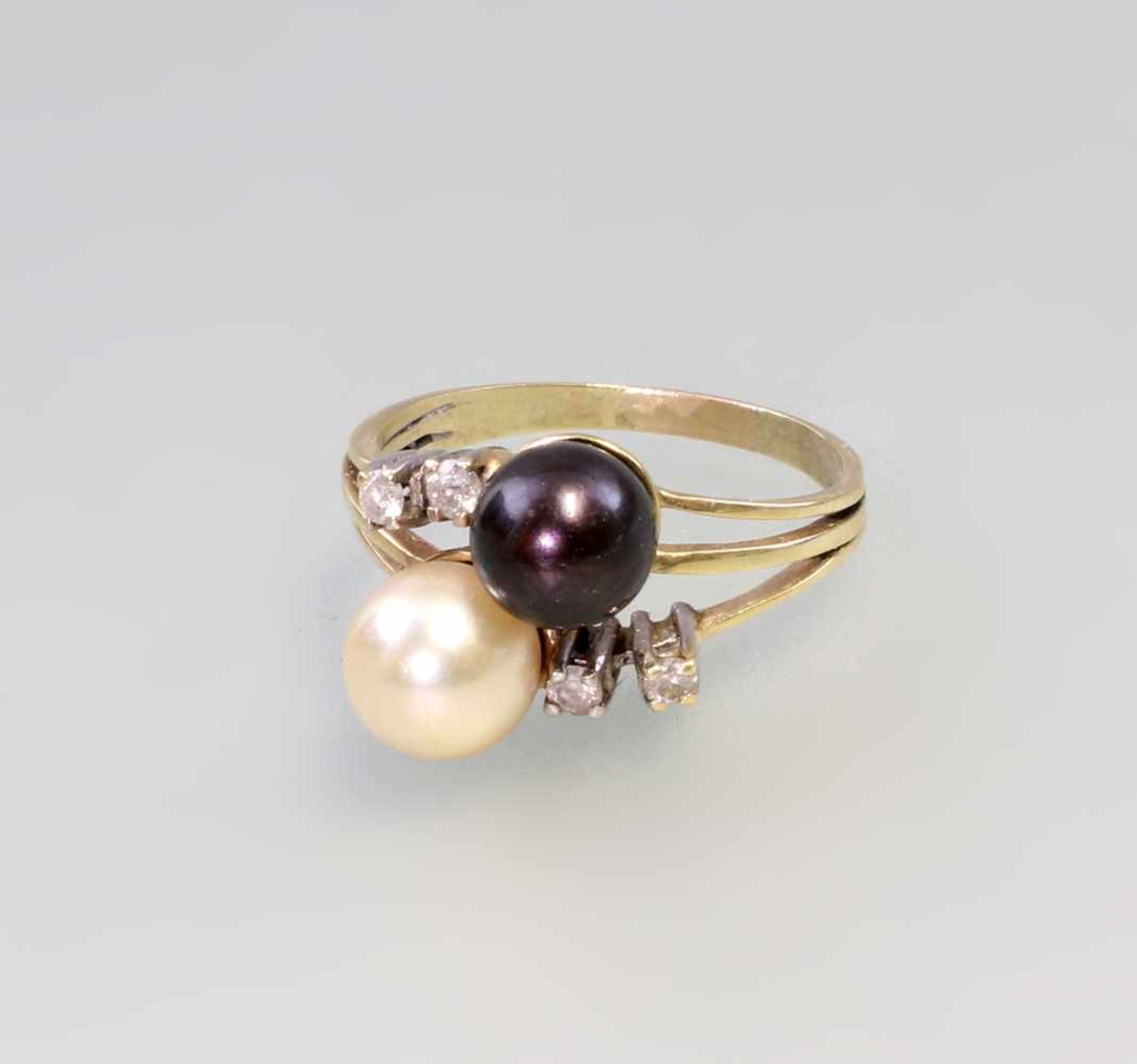 Toi-et-Moi Perlen-Ring585er GG (geprüft), 4,69 g, durchbrochen verzierte, dreiadrige Ringschulter