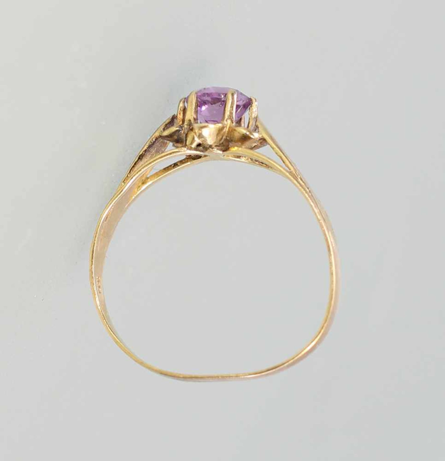 Amethyst-Ring333er GG, 1,38g, erhaben in Krappen in Szene gesetzter Amethyst über blütenförmigem - Bild 4 aus 5