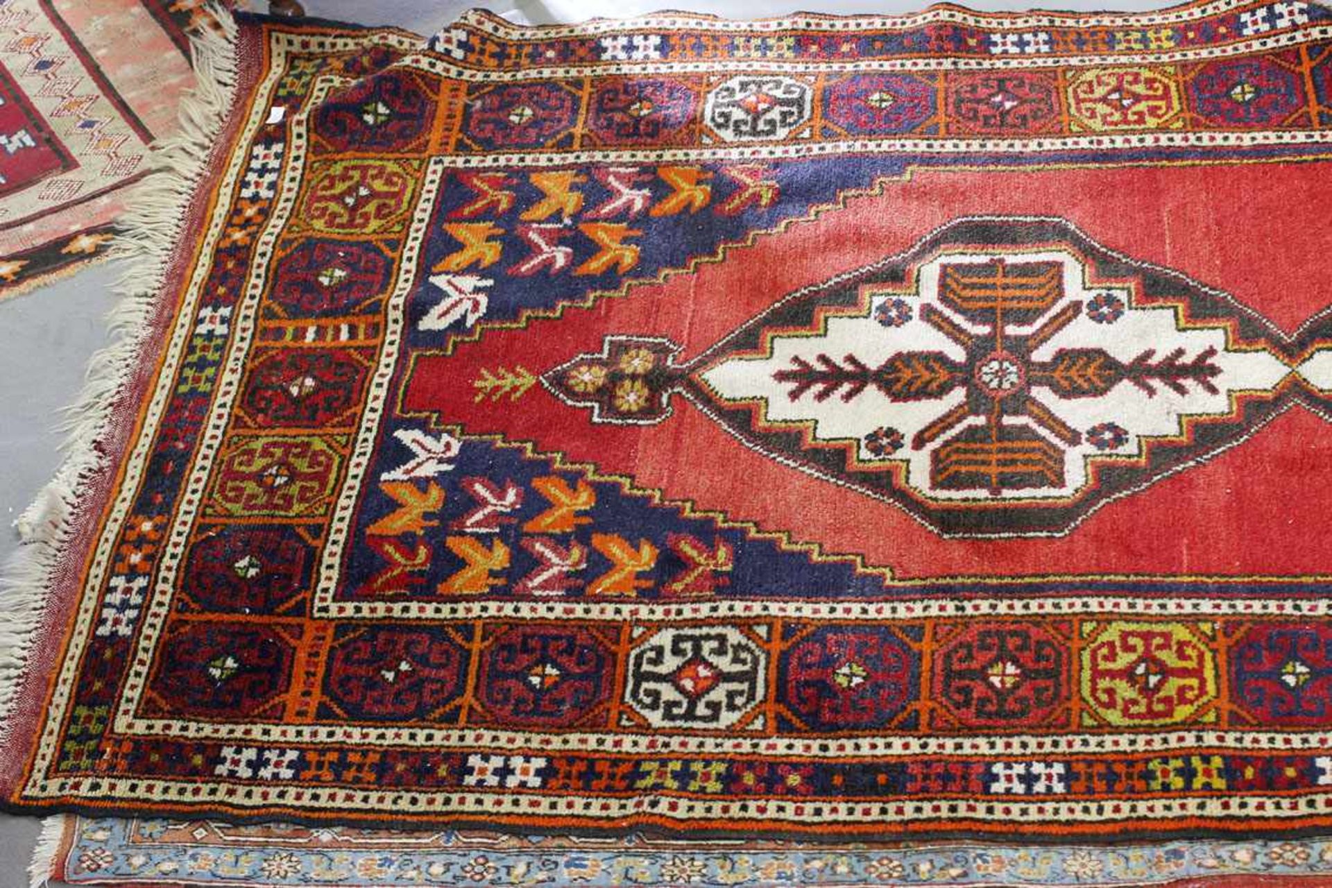 Orient-Teppich .Wolle, handgeknüpft, Motiv überwiegend in roten und blauen Tönen, Maße 140 x 270 cm