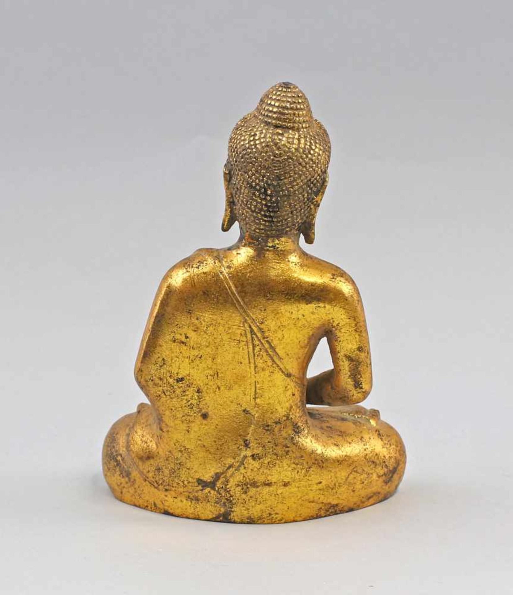 Buddha Dhyana Mudra2. H. 20. Jh., wohl Südostasien, Metallguss, goldfarben gefasst, im Lotussitz - Bild 3 aus 5