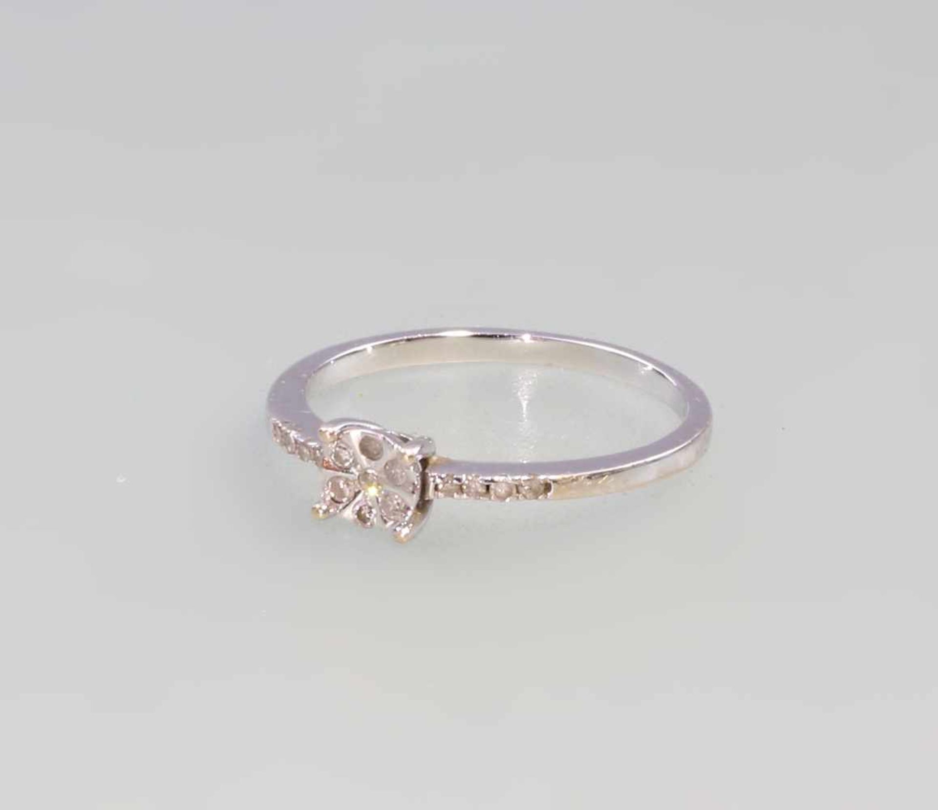 Diamant-Ring585er WG, 1,6g, blütenförmig angeordnete 15 Diamanten, mit Zertifikat, 0,11 ct. Gr. 52