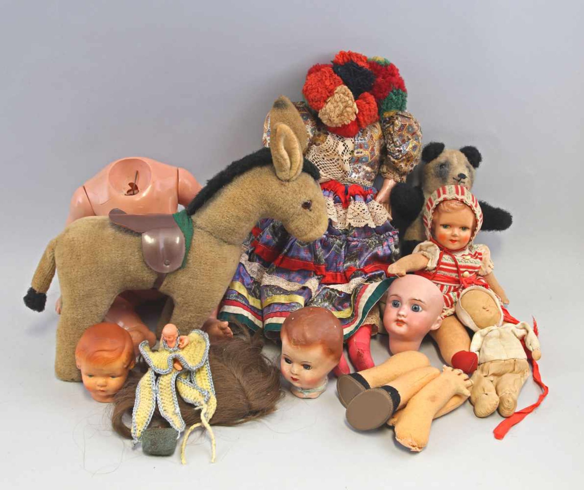 Konvolut Puppen und Stofftiereteils defekt, viele Puppenkleidung