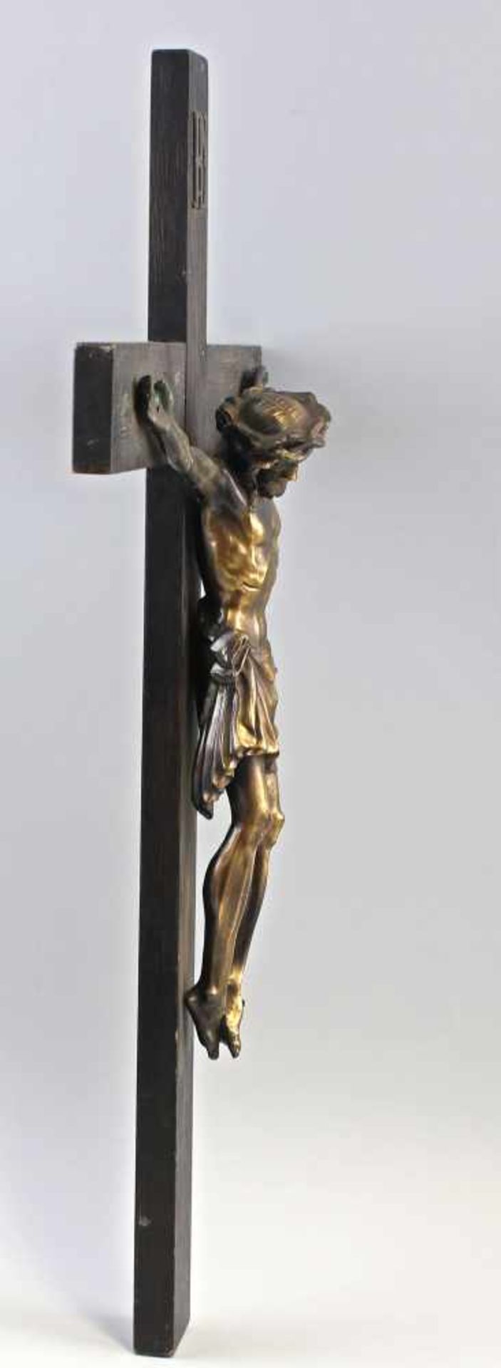 Kruzifix1. H. 20. Jh., Holz geschwärzt, aufmontierte Christusfigur aus Metallguss, teils berieben, - Image 2 of 2