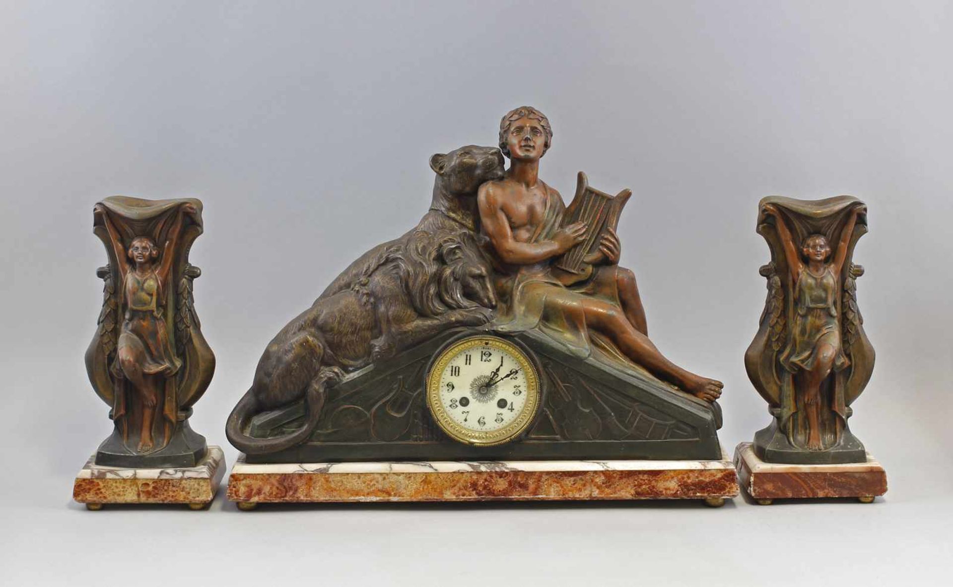 Figürliche Uhren-Garnitur Art décoFrankreich, um 1920. Bezeichnet "P Seca", farbig bronzierter