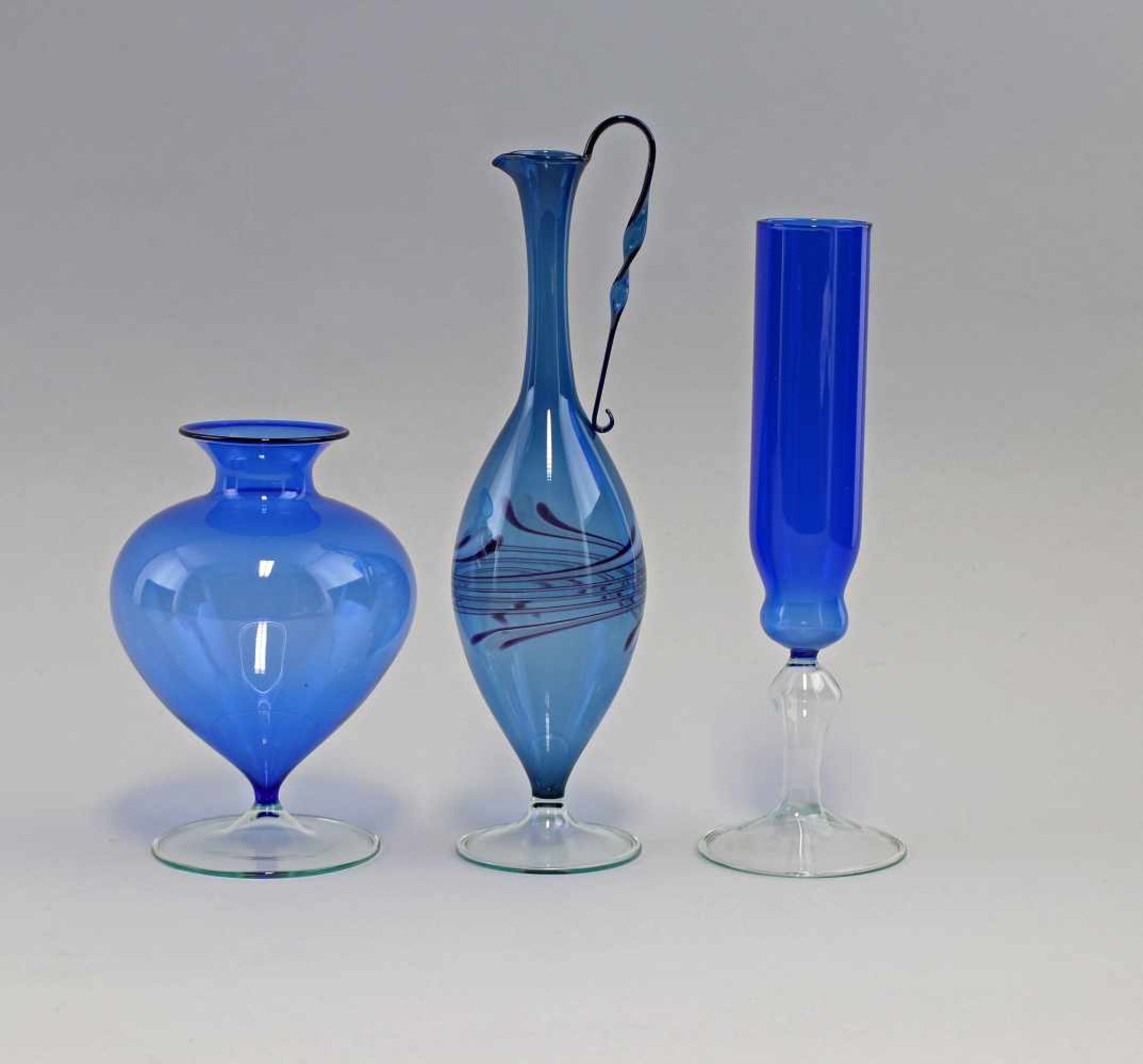 3 Vasen Lauscha blauLauscha, Thüringen, vor der Lampe mundgeblasen aus farblosem und farbigen