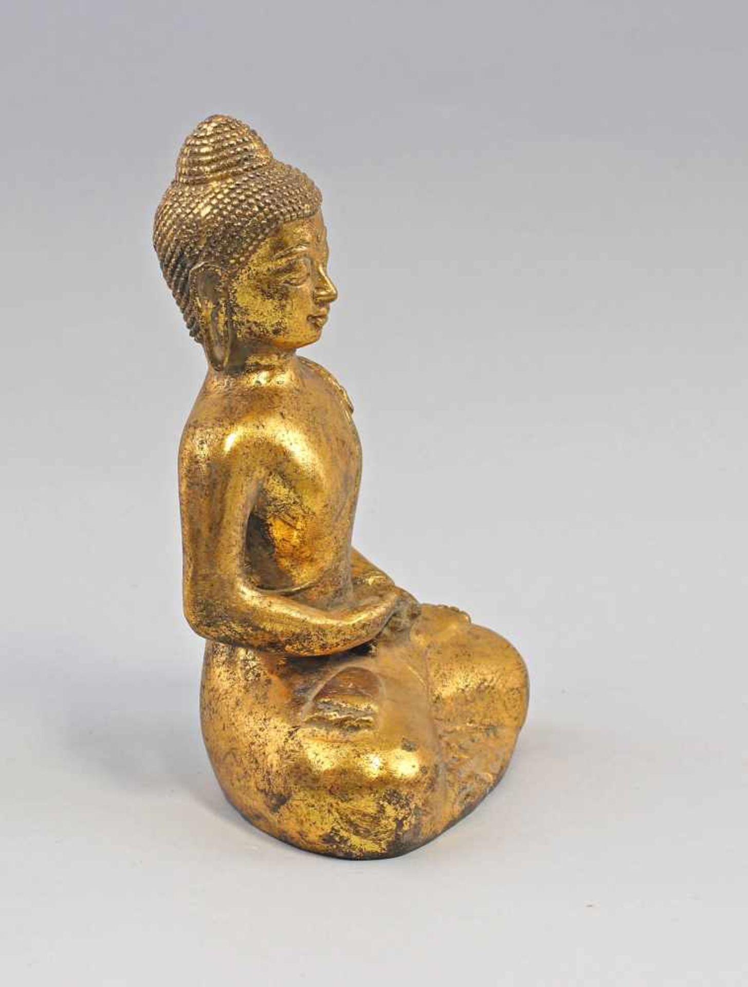 Buddha Dhyana Mudra2. H. 20. Jh., wohl Südostasien, Metallguss, goldfarben gefasst, im Lotussitz - Bild 4 aus 5