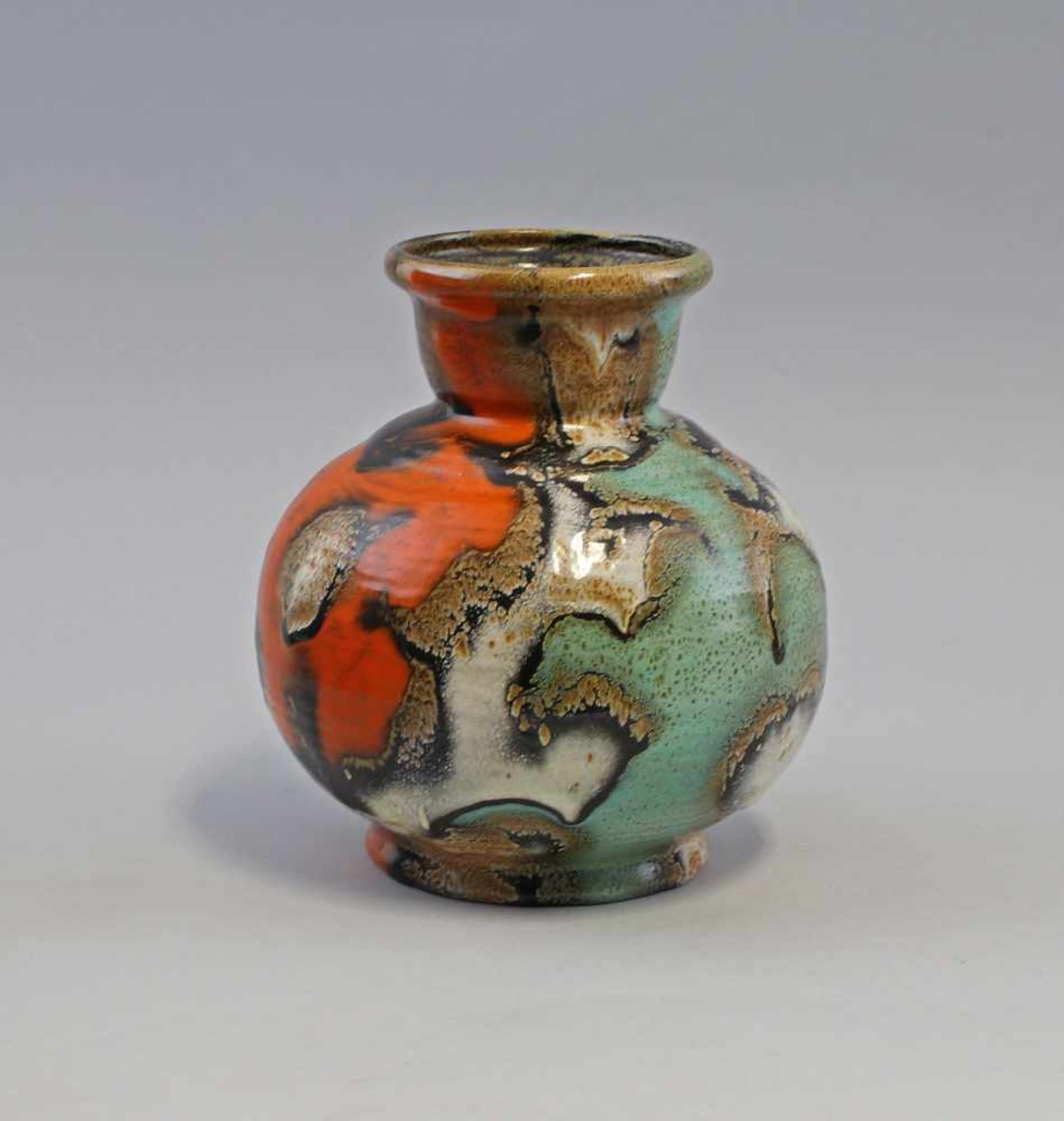 Vase Gouda Art décoArt déco Vase Gouda Holland um 1925, sandfarbener Scherben, Kristallglasur in