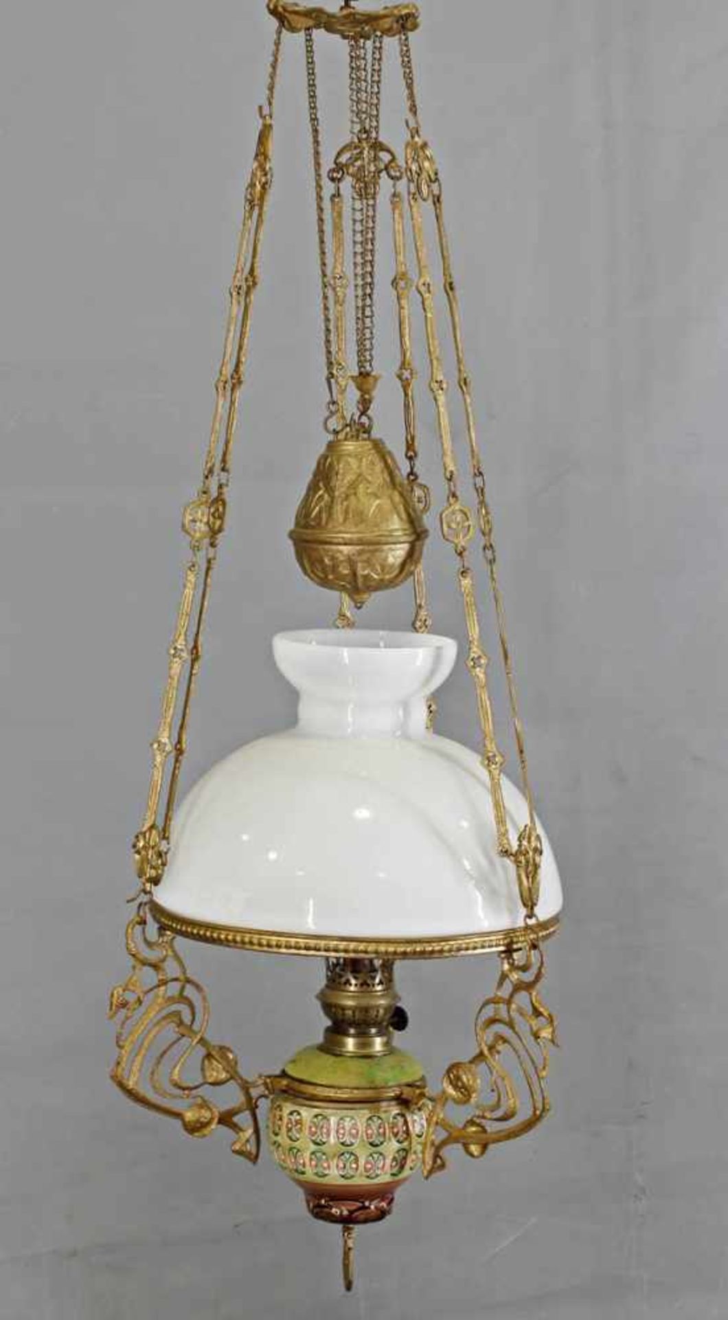 Petroleum- Deckenlampe Jugendstil.um 1900, goldfarben gefasstes Metallgestell mit Majolika-