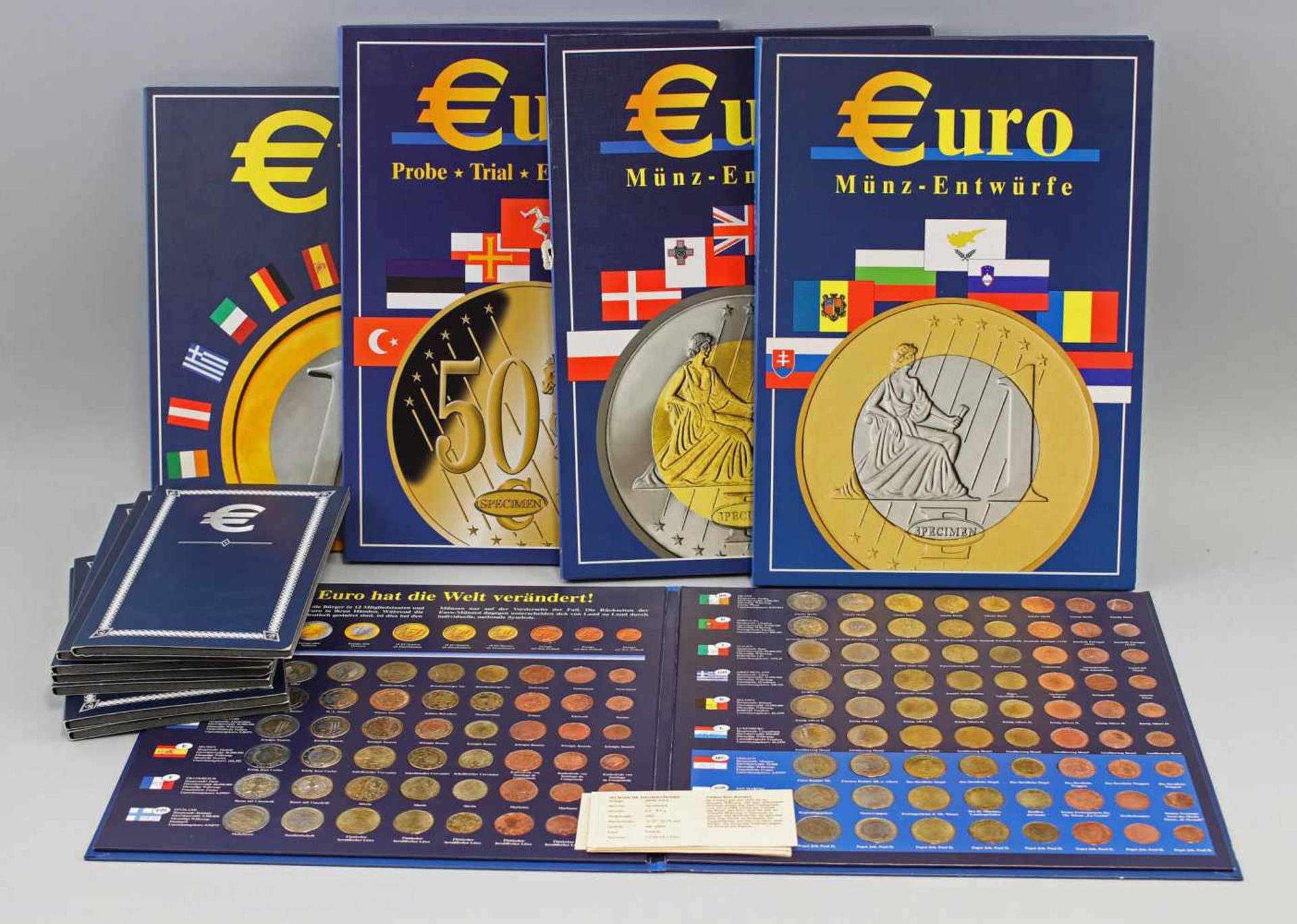 Posten Euro-Münzen u.a. Vatikan 2002 San Marino 2002 + Prägungendabei 3 Alben Münz-Entwürfe (