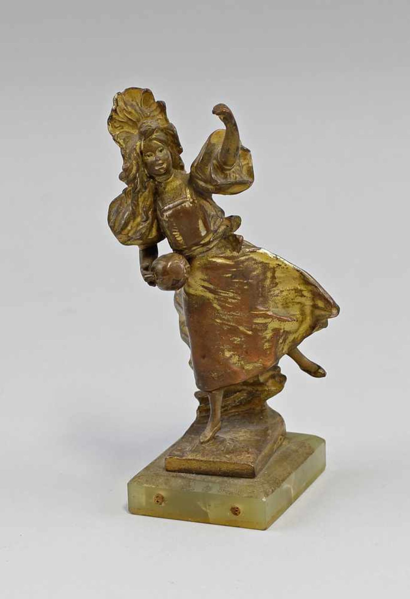 Bronzefigur, Ballspielendes Mädchenum 1900, Bronze, Reste von goldfarbener Fassung, junges Mädchen