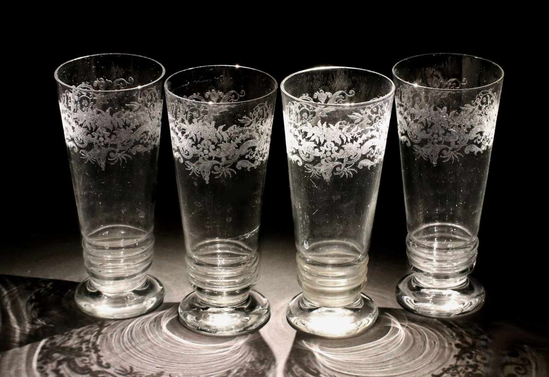 4 Becher-Gläserum 1920, farbloses Glas, im oberen Drittel umlaufendes Dekorband, H 18cm