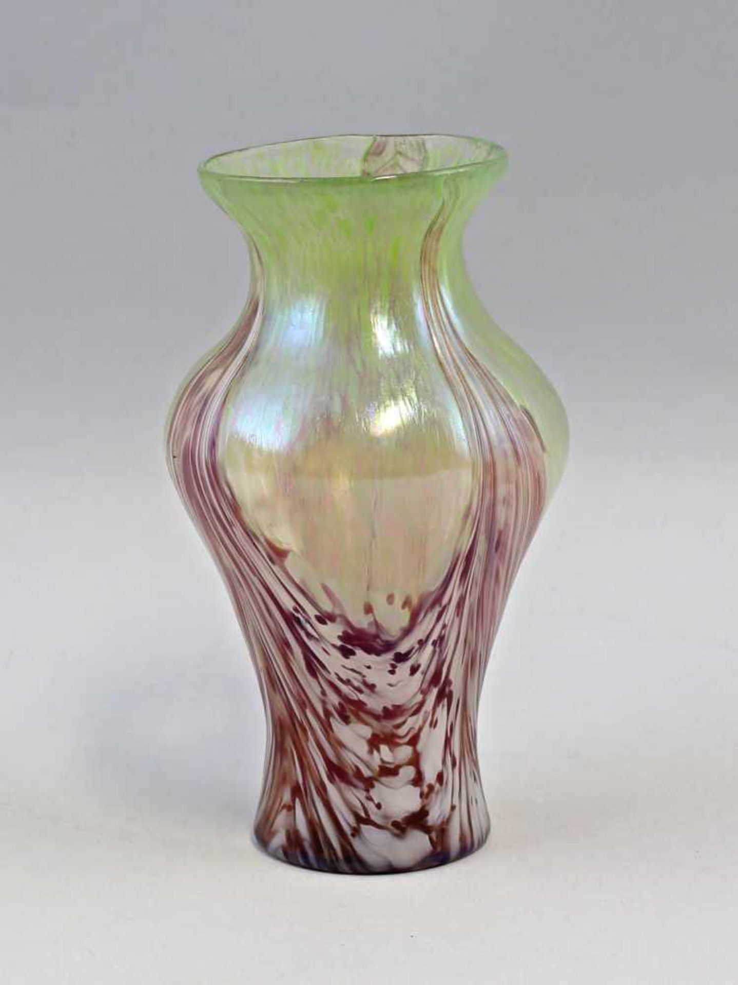 Vase Jugendstil Böhmenum 1900, farbloses Glas mit partiell eingearbeiteten hellgrünen Glaskröseln, - Image 2 of 4