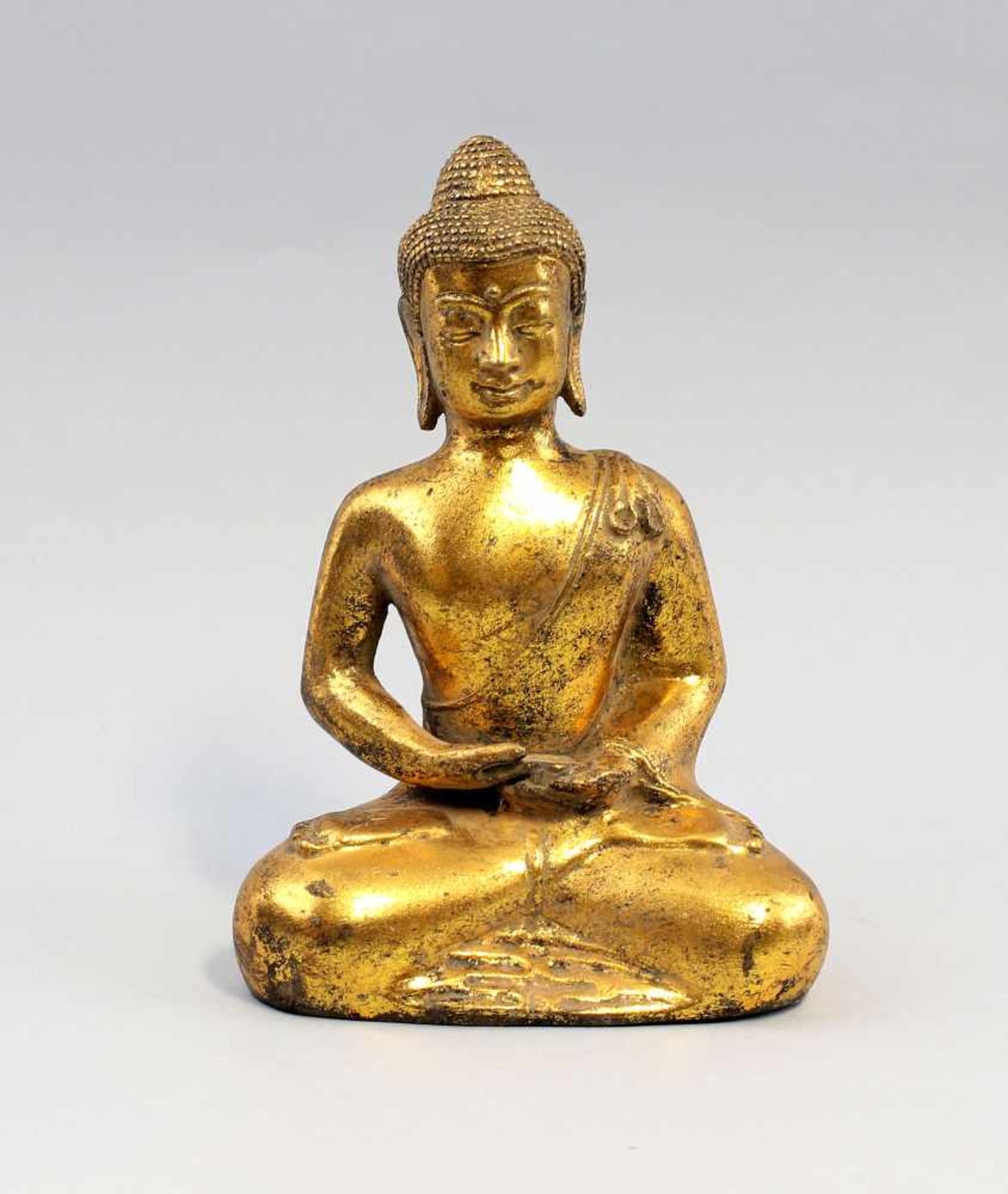 Buddha Dhyana Mudra2. H. 20. Jh., wohl Südostasien, Metallguss, goldfarben gefasst, im Lotussitz