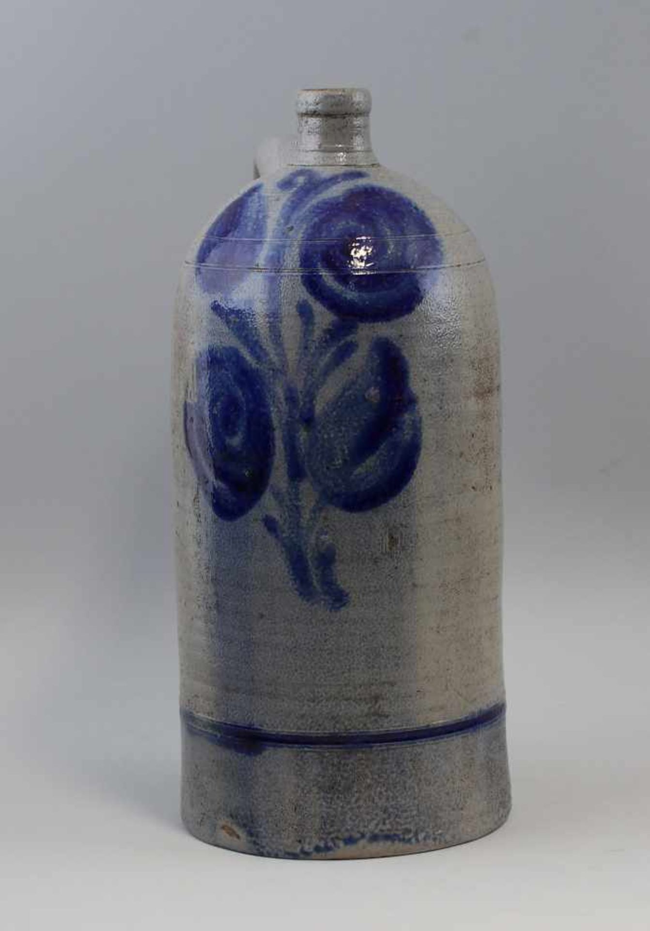 Vorratsflasche Westerwaldgraue Salzglasur, kobaltblaue Bemalung, seitlich Henkel, H 38 cm - Bild 2 aus 3