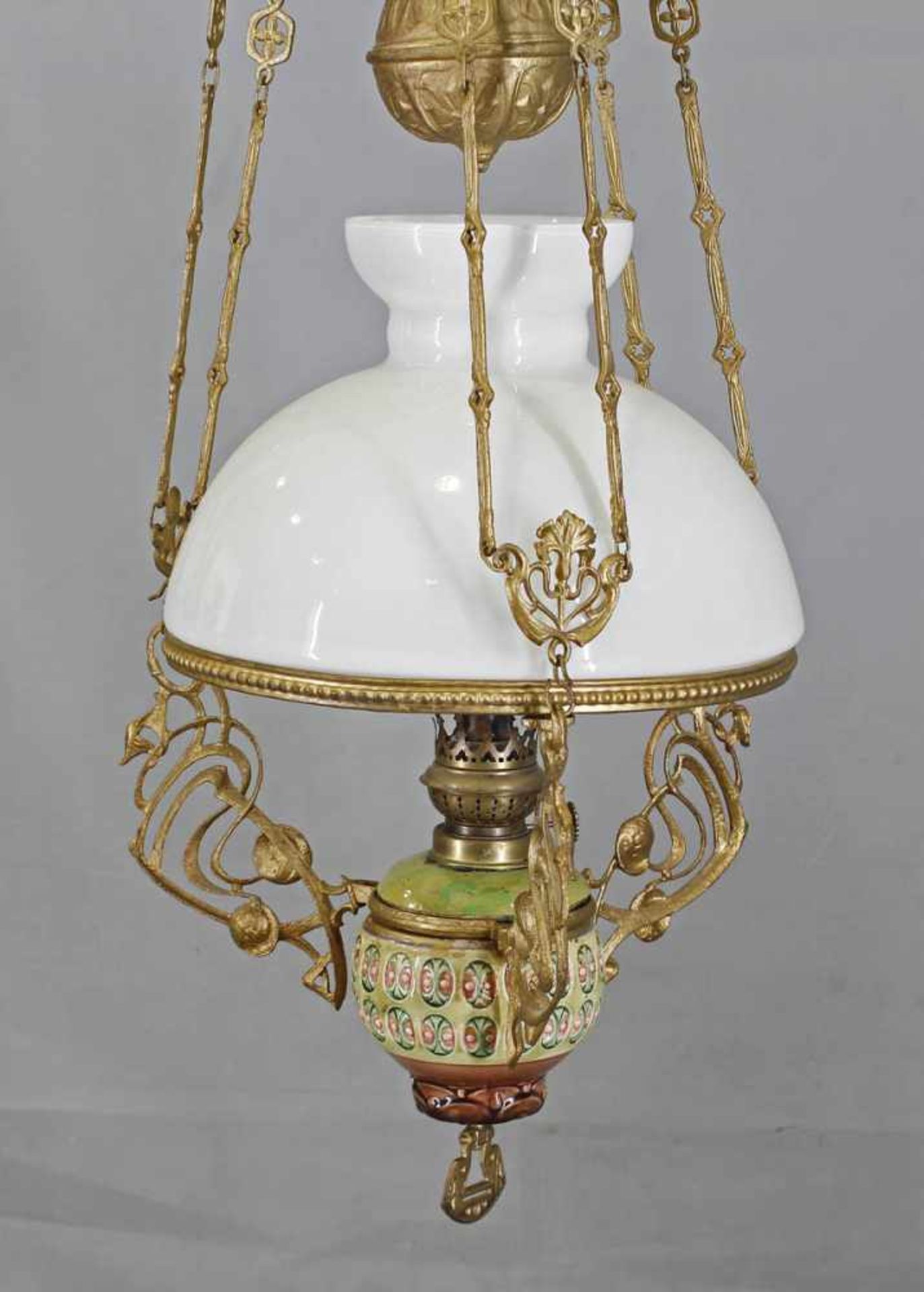 Petroleum- Deckenlampe Jugendstil.um 1900, goldfarben gefasstes Metallgestell mit Majolika- - Bild 2 aus 2
