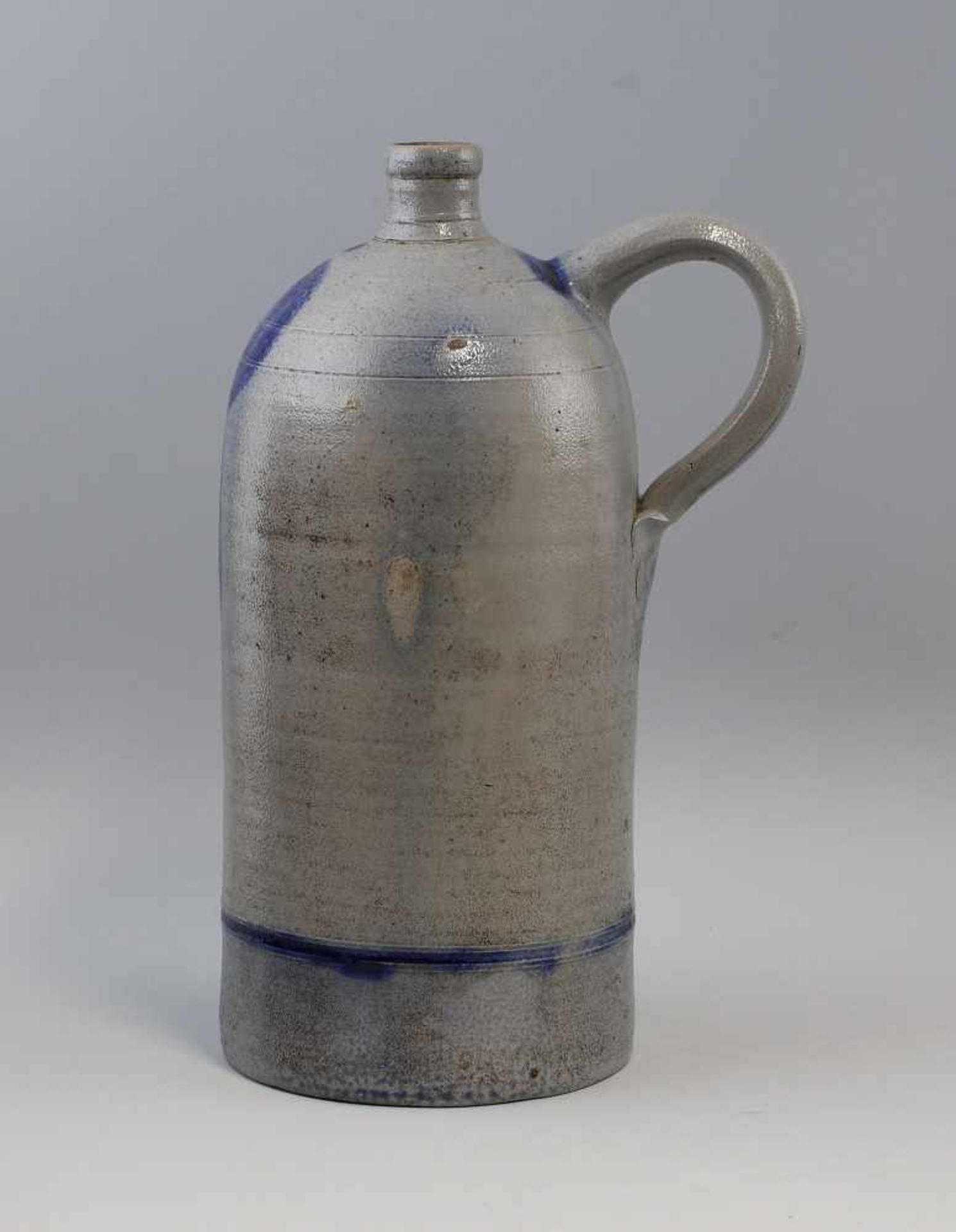 Vorratsflasche Westerwaldgraue Salzglasur, kobaltblaue Bemalung, seitlich Henkel, H 38 cm - Bild 3 aus 3