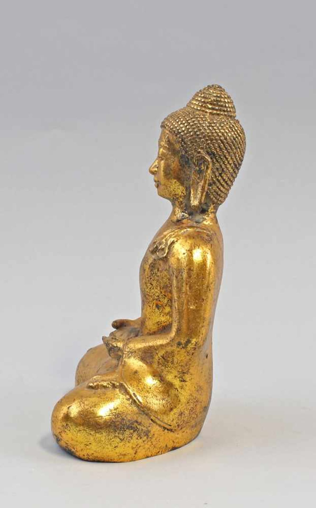 Buddha Dhyana Mudra2. H. 20. Jh., wohl Südostasien, Metallguss, goldfarben gefasst, im Lotussitz - Bild 2 aus 5
