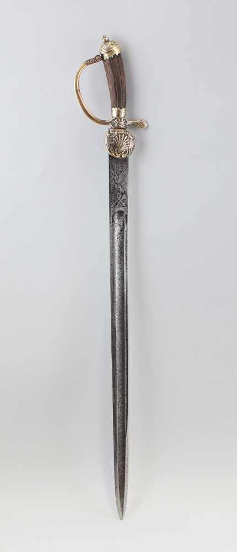 Hirschfänger um 1750gerade, breite Klinge mit Zierätzungen (stark berieben, leicht rostnarbig), - Bild 2 aus 2