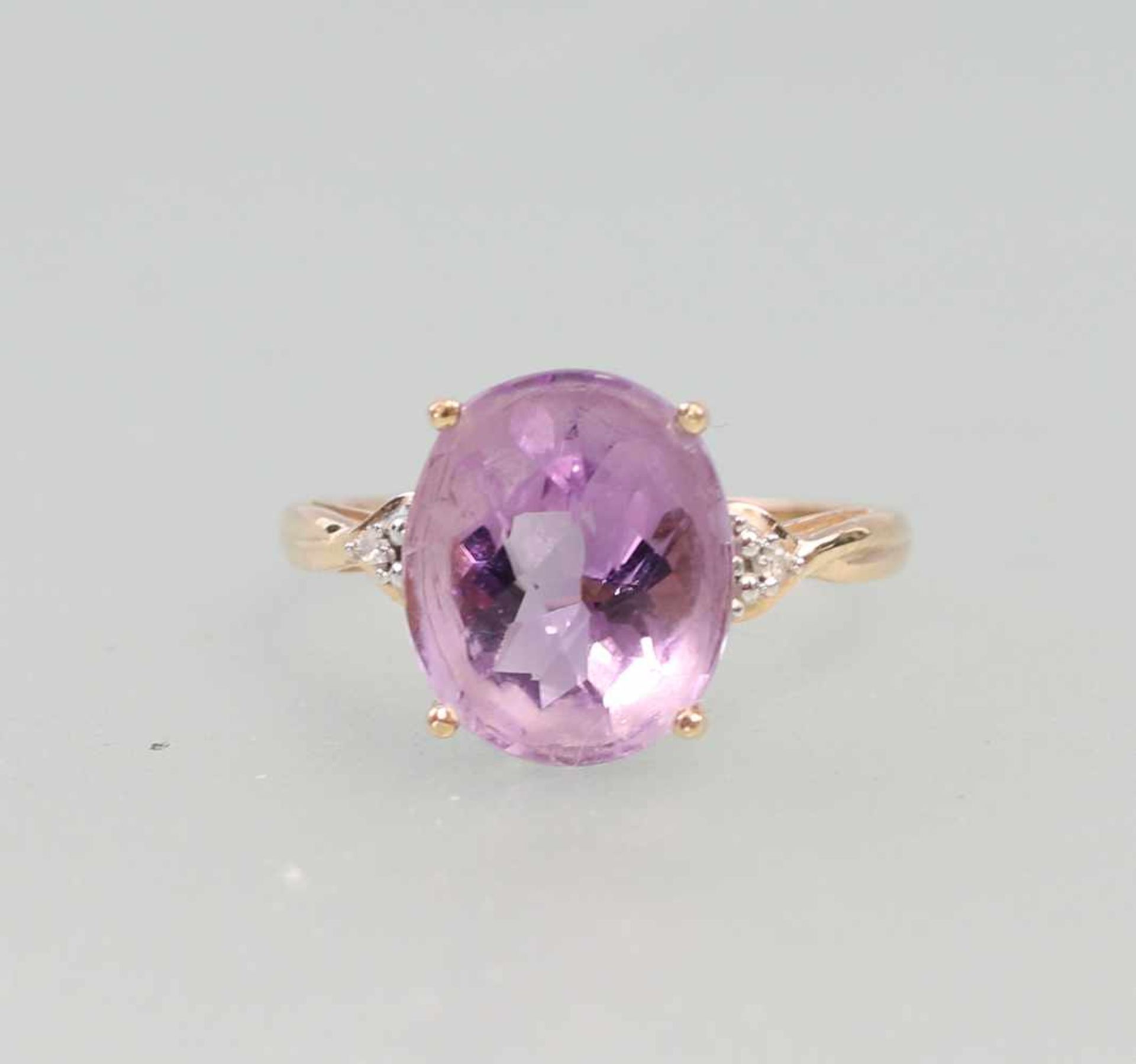 Amethyst-Brillant-Ring333er GG, 2,27g, ovaler Amethyst mit Schachbrettschnitt, flankiert von je - Bild 2 aus 3