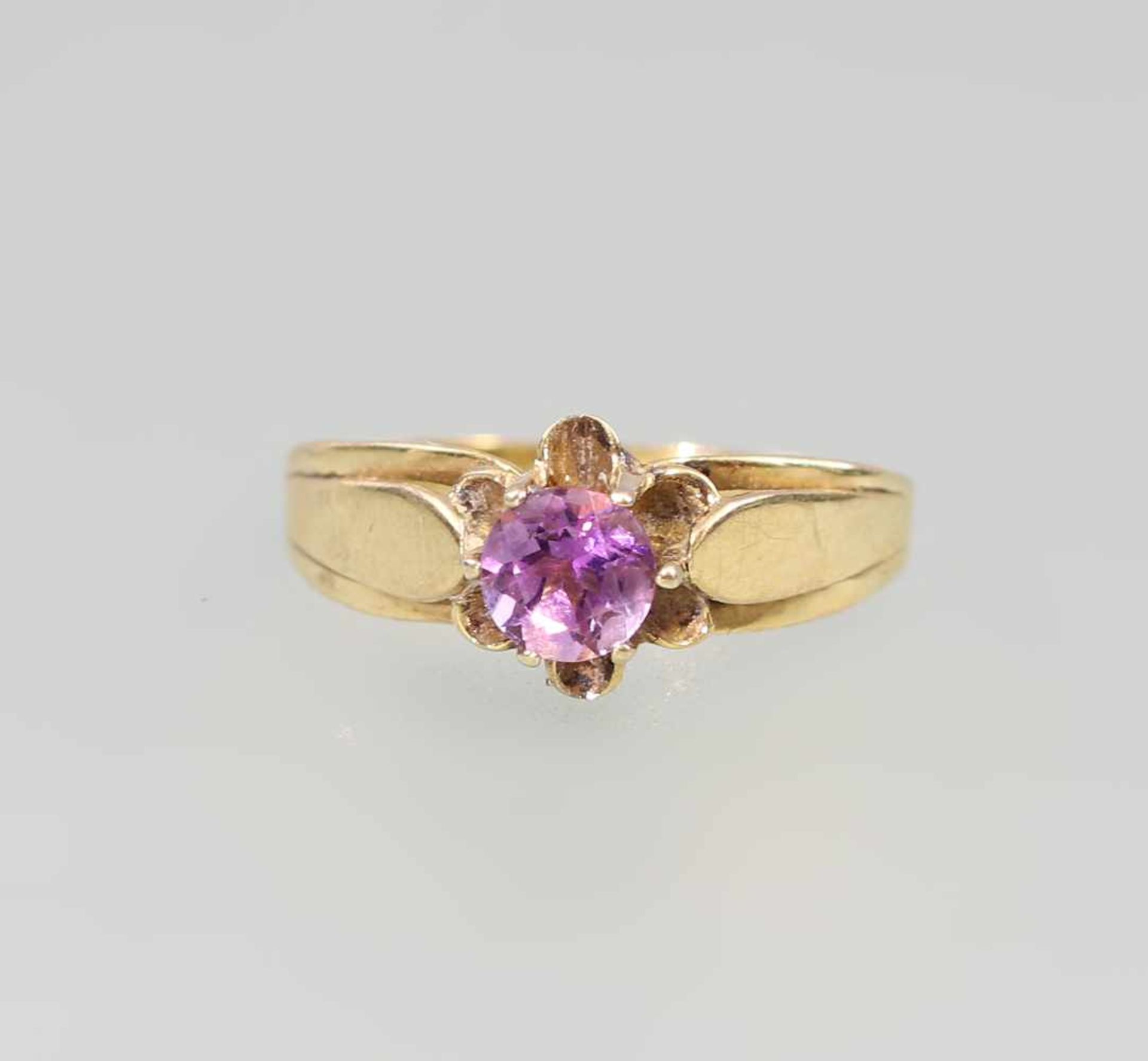 Amethyst-Ring333er GG, 1,38g, erhaben in Krappen in Szene gesetzter Amethyst über blütenförmigem - Bild 2 aus 5