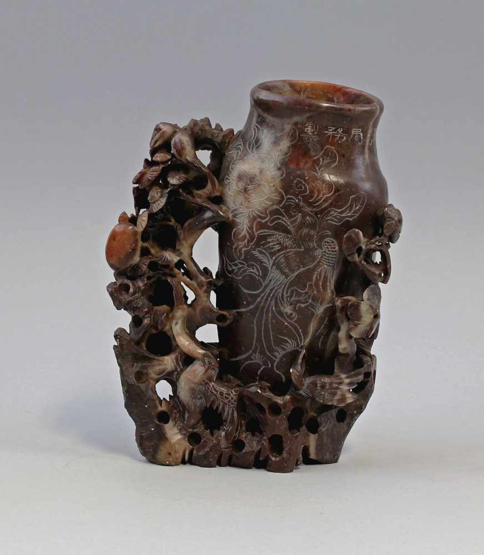 Speckstein-VaseChina, Mitte 20. Jh., Speckstein beschnitzt, längliche Vase, deren Wandung mit