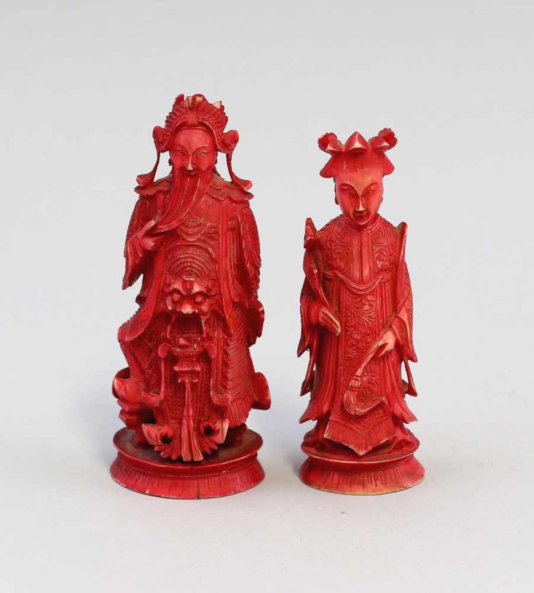 Paar SchachfigurenChina um 1900, Elfenbein geschnitzt und rot eingefärbt, sehr fein und