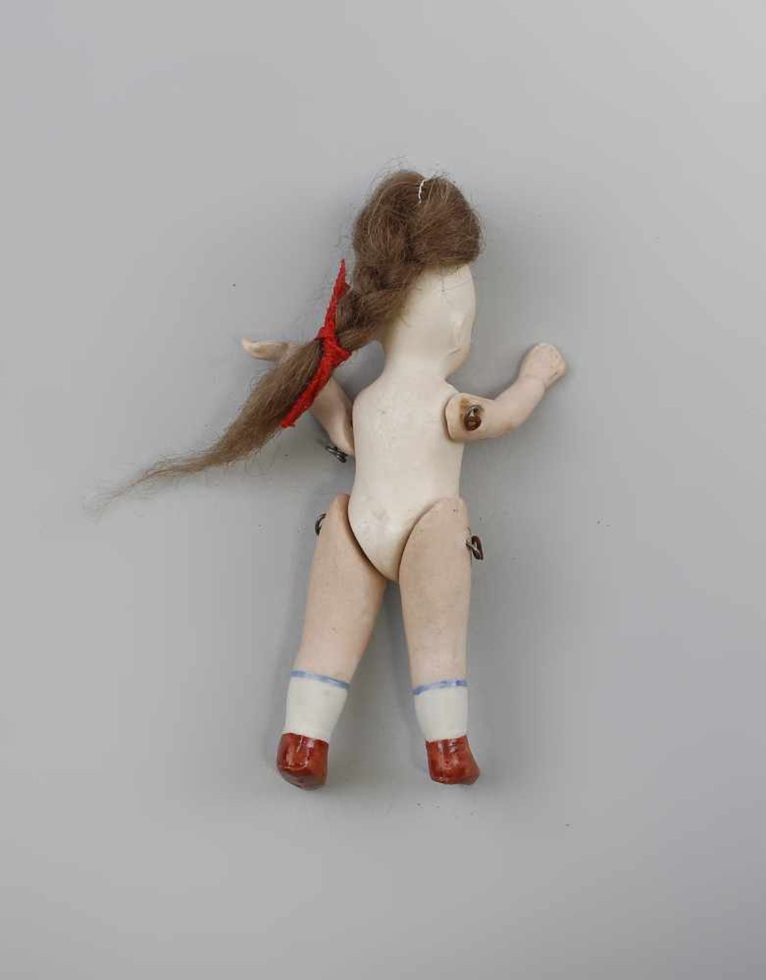 Ganz-Bisk.-Porz.-Puppenstubenpuppe um 1900, mit brauner Perrücke, Arme und Beine mit Draht - Bild 2 aus 2