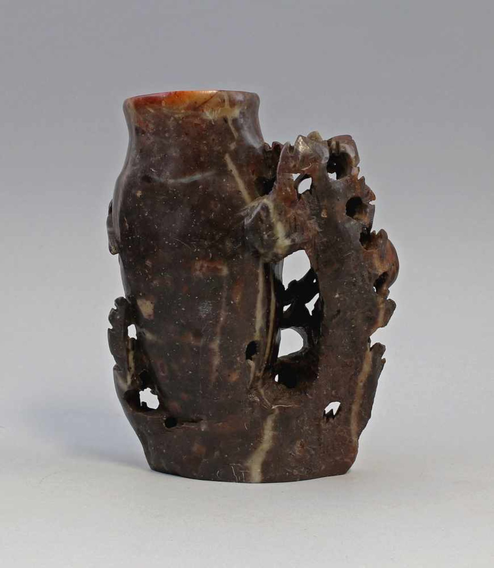 Speckstein-VaseChina, Mitte 20. Jh., Speckstein beschnitzt, längliche Vase, deren Wandung mit - Bild 2 aus 2