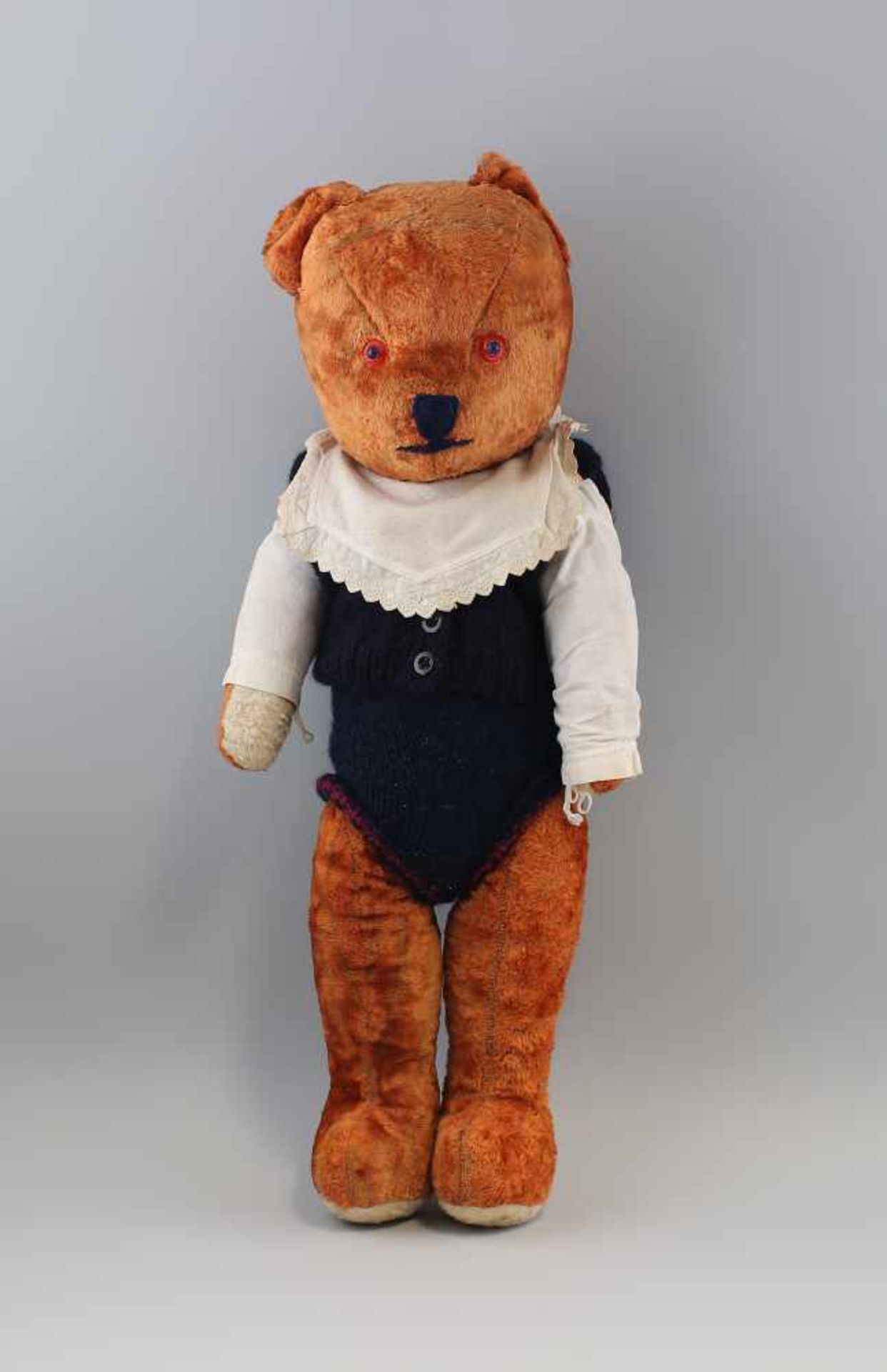 Großer Teddy Holzwolle gestopft, rotbraunes Wollfell, schlanker Körper, gestickte Schnauze,