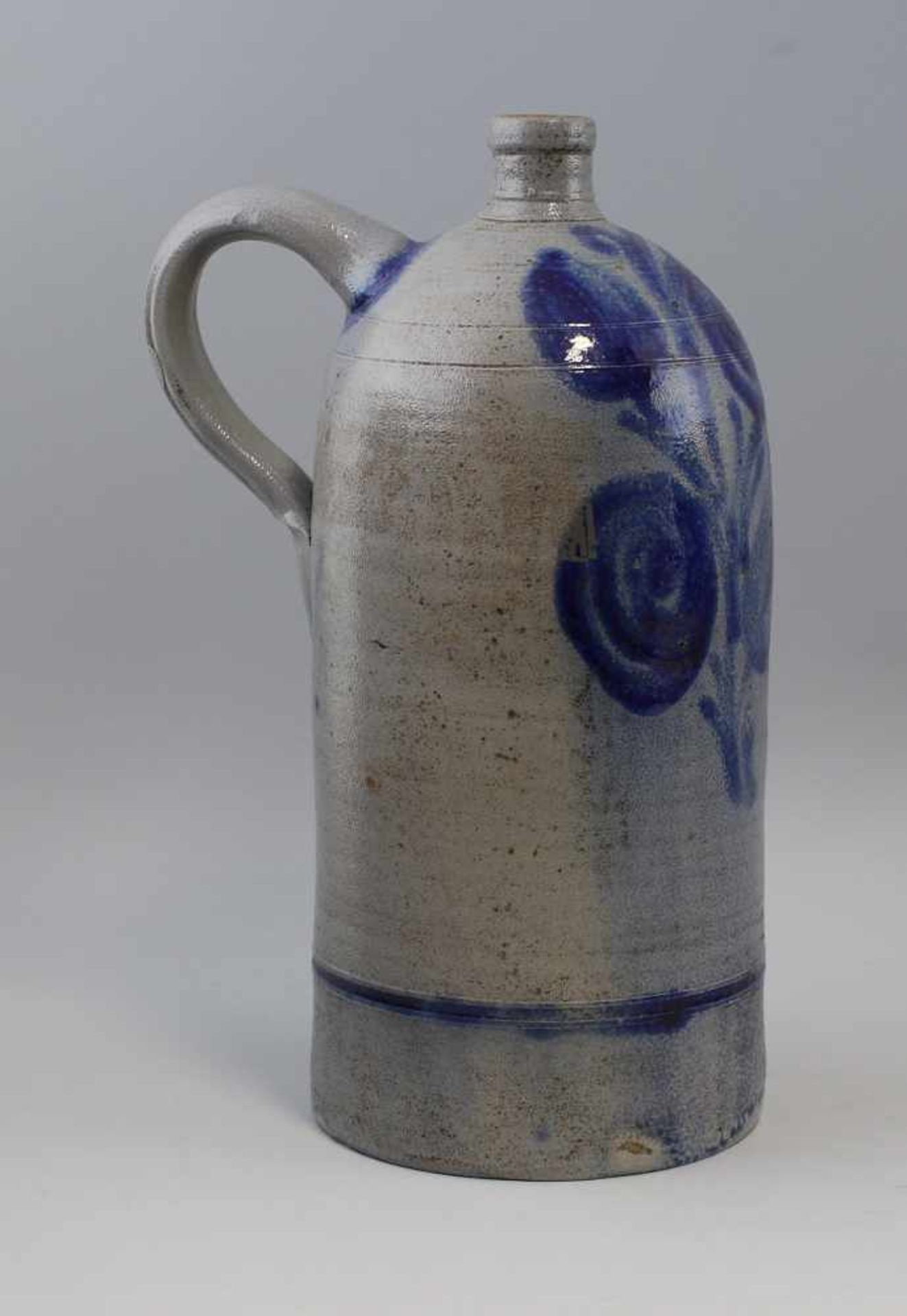 Vorratsflasche Westerwaldgraue Salzglasur, kobaltblaue Bemalung, seitlich Henkel, H 38 cm