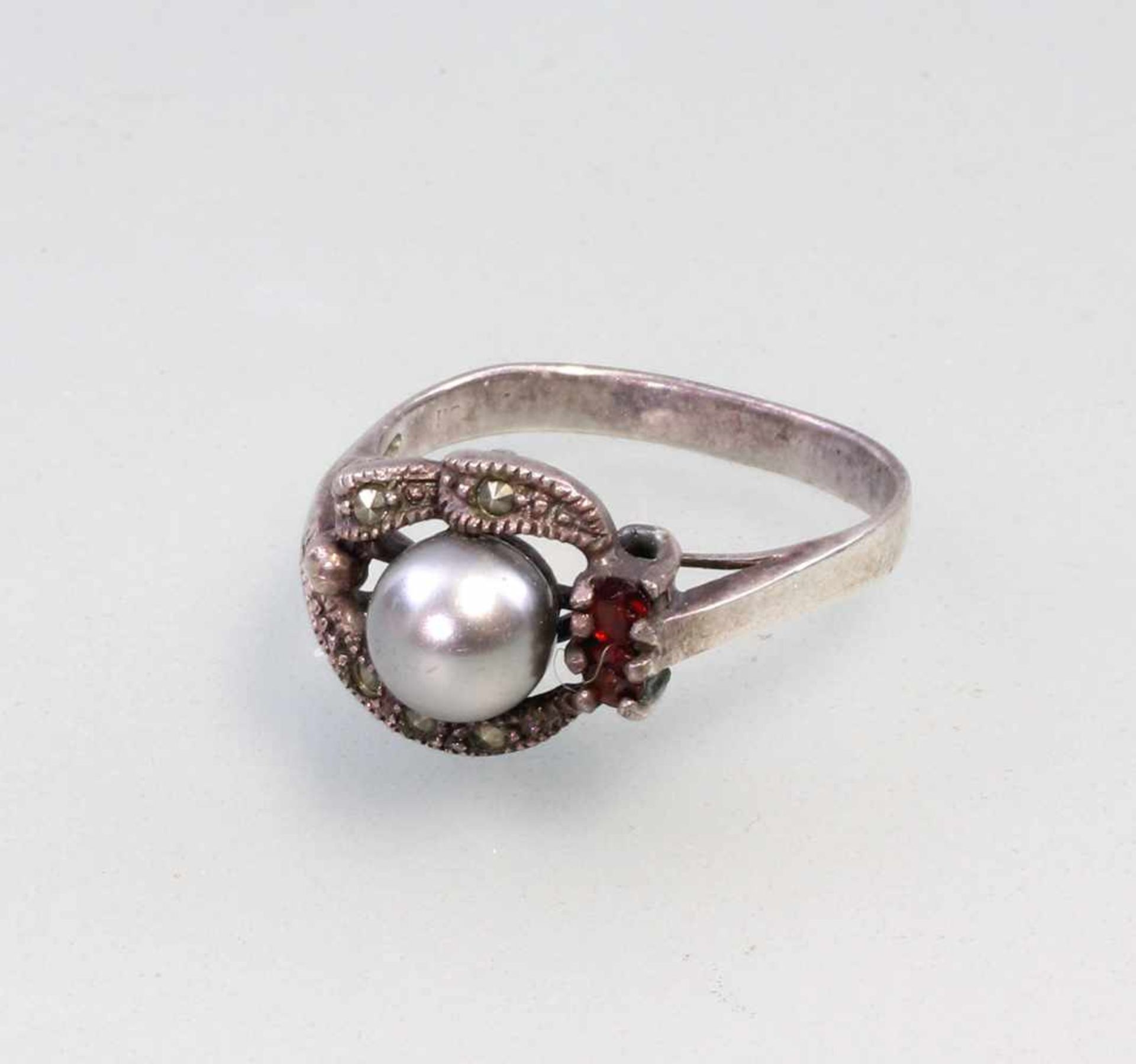 Granat-Markasiten-Ring mit Perle925er Silber, 3,13g, floral geformter Ringkopf mit zentraler,