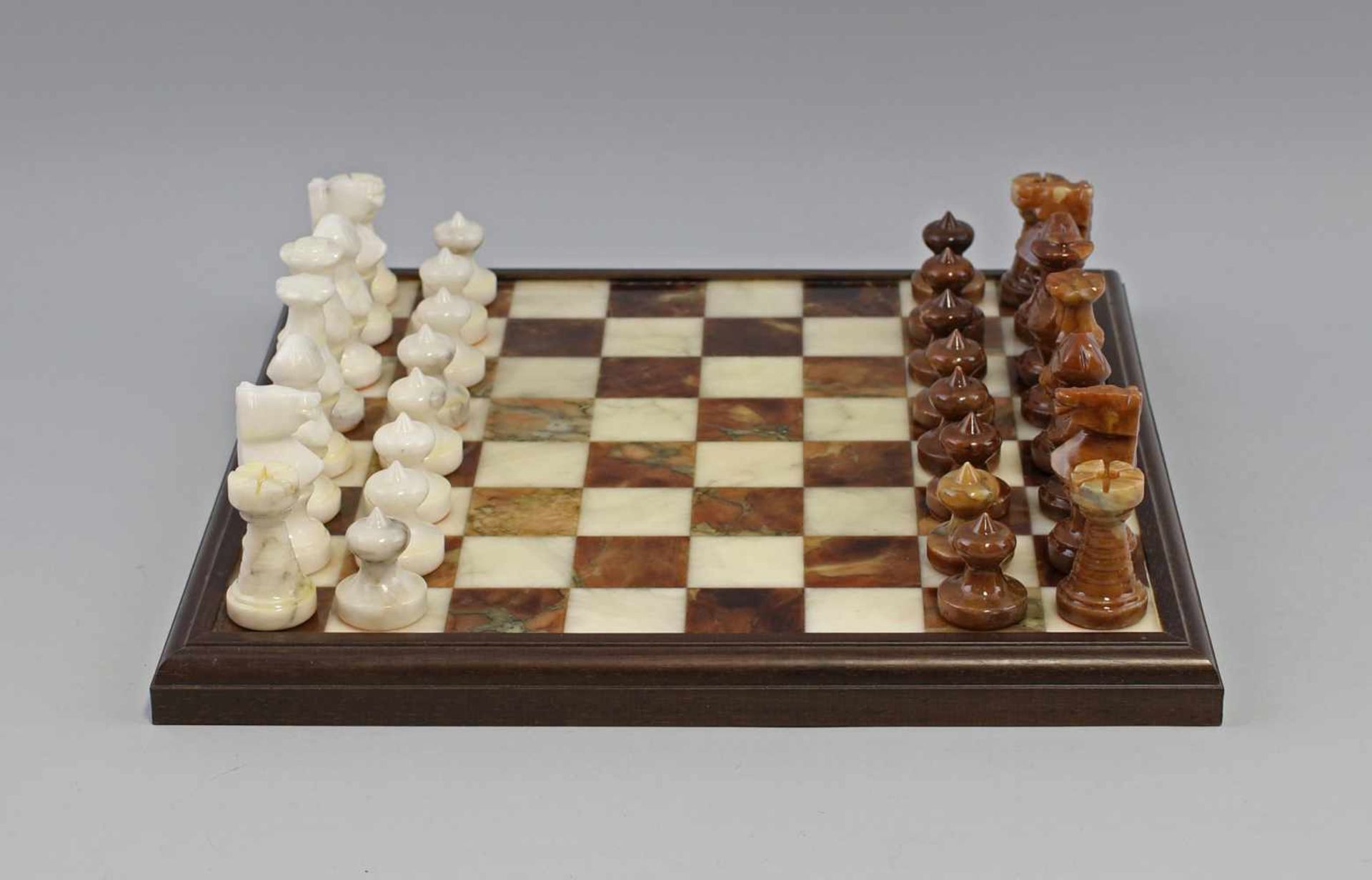 Schachbrett mit FigurenSpielbrett und Figuren aus Stein (Alabaster/Marmor), Hersteller C.A. & A.,