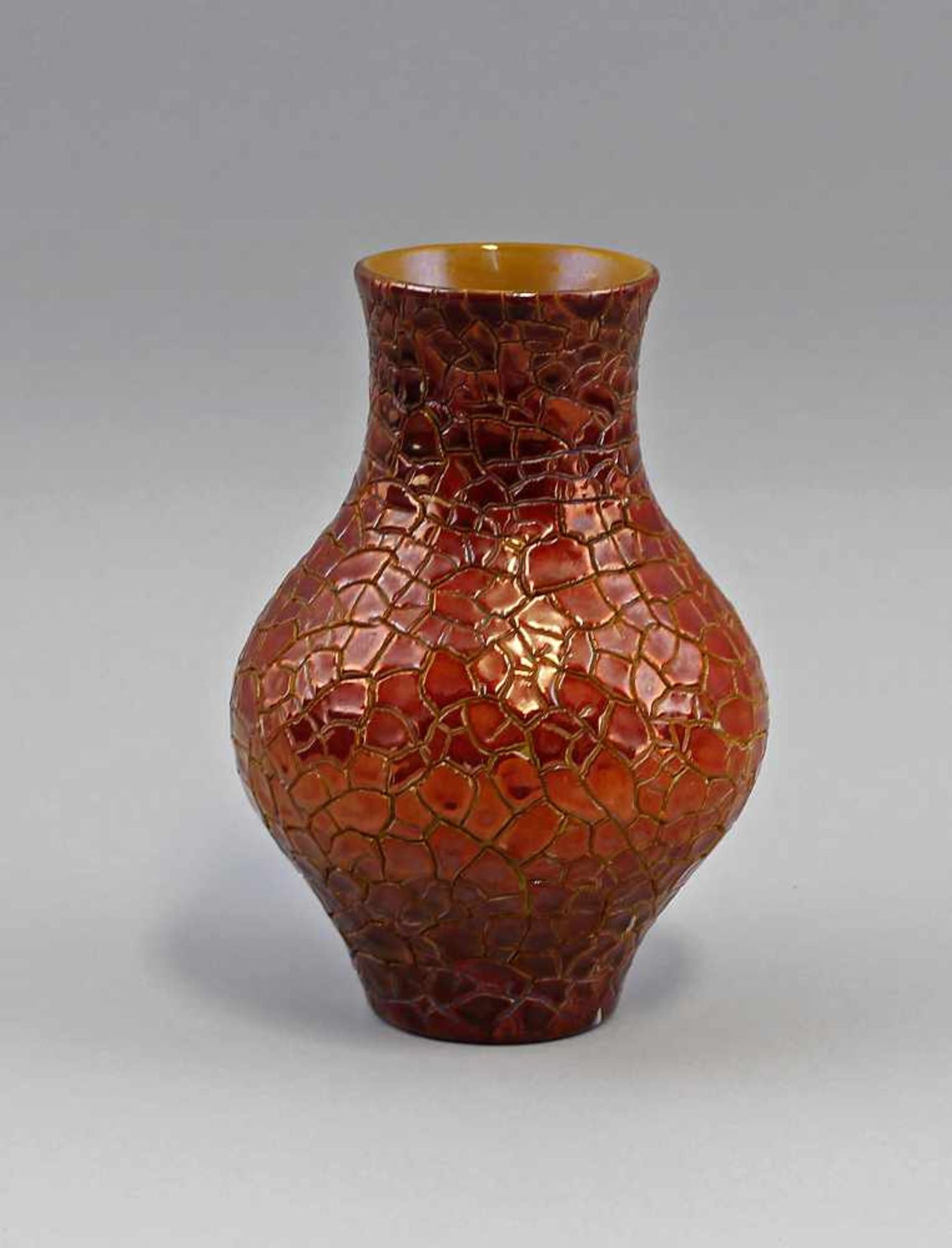 Vase Zsolnaygemarkt Zsolnay, Pecs, Ungarn, um 1930, Balusterform, innen gelb und außen orangerot