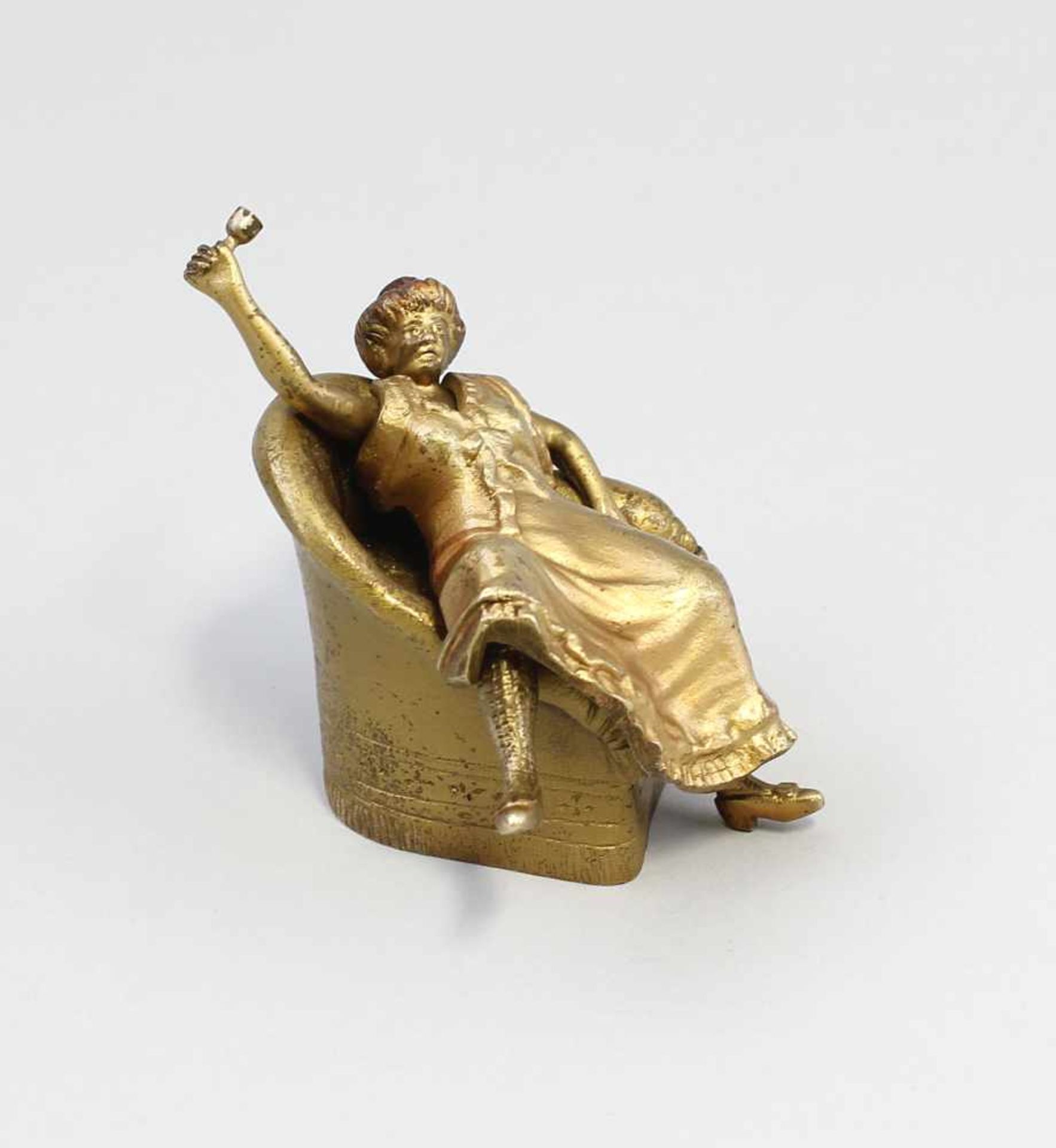 Erotische Kleinbronze Bronze, goldfarben und partiell rötlich gefasst, in lasziver Pose über der - Bild 3 aus 4