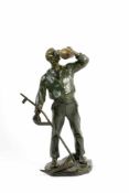 Hans Müller (1873 Wien - 1937 ebenda) Trinkender Bauer mit Sense, Bronze, braun, grün und Krug