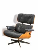 Lounge Chair Herman Miller, Entwurf von Charles & Ray Eames, 1956, schwarzes Leder, Nussbaum und