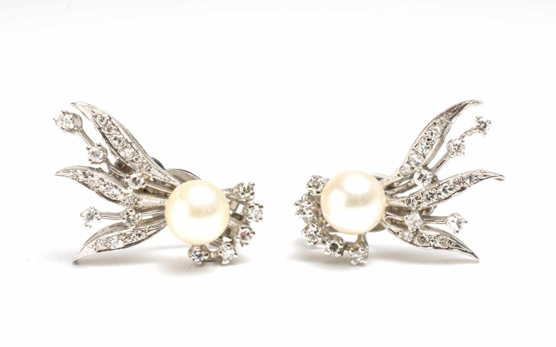 Paar Ohrclips mit Perle 585 Weißgold, besetzt mit je 10 kleinen Brillanten und Brillantsplittern,
