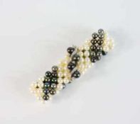 Perlenarmband Verschluss 585 Weißgold, besetzt mit 9 Brillanten, gesamt ca. 0,21 ct, Perlen auf