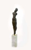 Unbekannter Künstler (20. Jh.) Frauenakt auf Marmorsockel, Bronze, Höhe 161 cm, rückseitig am Fuß