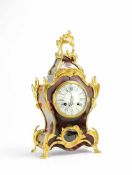 Schildpatt-Pendule Frankreich, Fabrique D'Horlogerie Paris, 19. Jh., geschweiftes Holzgehäuse mit