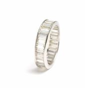 Memoryring 750 Weißgold, besetzt mit 30 Diamanten im Baguetteschliff, gesamt ca. 3,30 ct, vvsi, G-H,