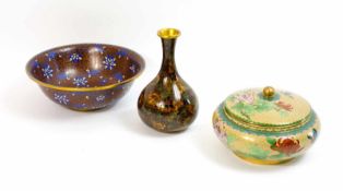 3 Cloisonnéobjekte China, Mitte 20. Jh., kleine, bauchige Vase mit changierendem Cloisonné in