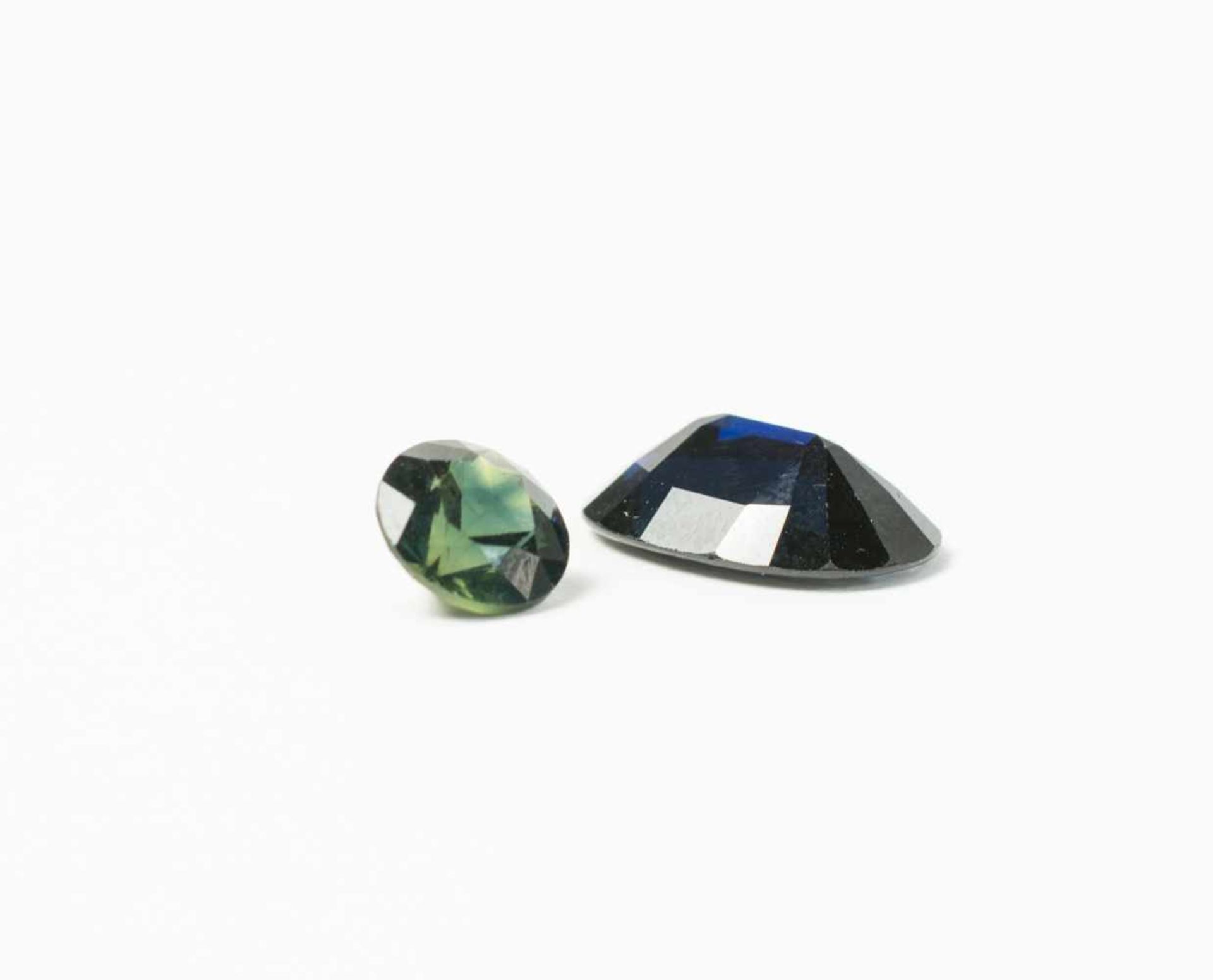 2 lose Edelsteine Grün-Blauer Saphir, 2,01 ct und blauer Saphir, 6,15 ct, Länge 0,74 cm und 1,43 cm,